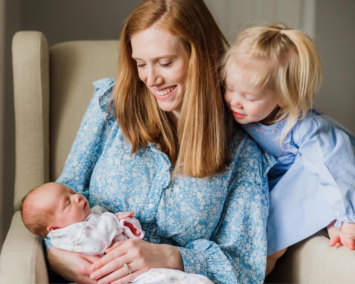Welcome, baby Caroline!! 👶🏻🎀 How cute is she and this precious family!? 😍 Her little sister, Peyton, loves her so much and you have to scroll through to see just how much! Goodness, it&rsquo;s adorable. Congrats to the Finches on their newest mem
