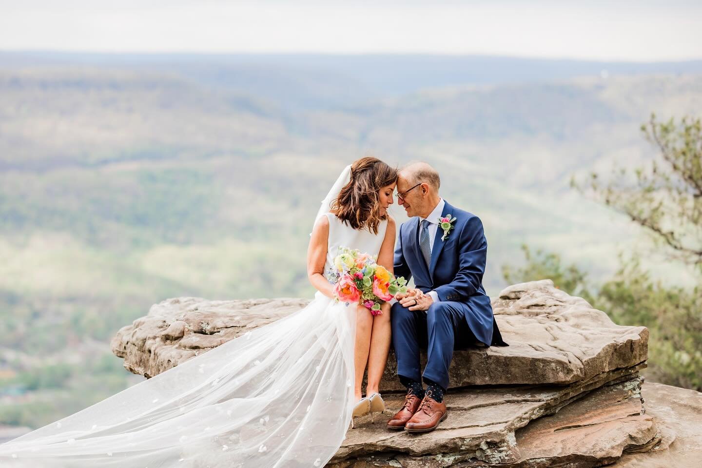 The sweetest elopement on Lookout Mountain earlier this month with Lauren, Ken, and their family. 😍🎉

Dress: @monicasbridal 
Flowers: @summerfieldstudiofloral