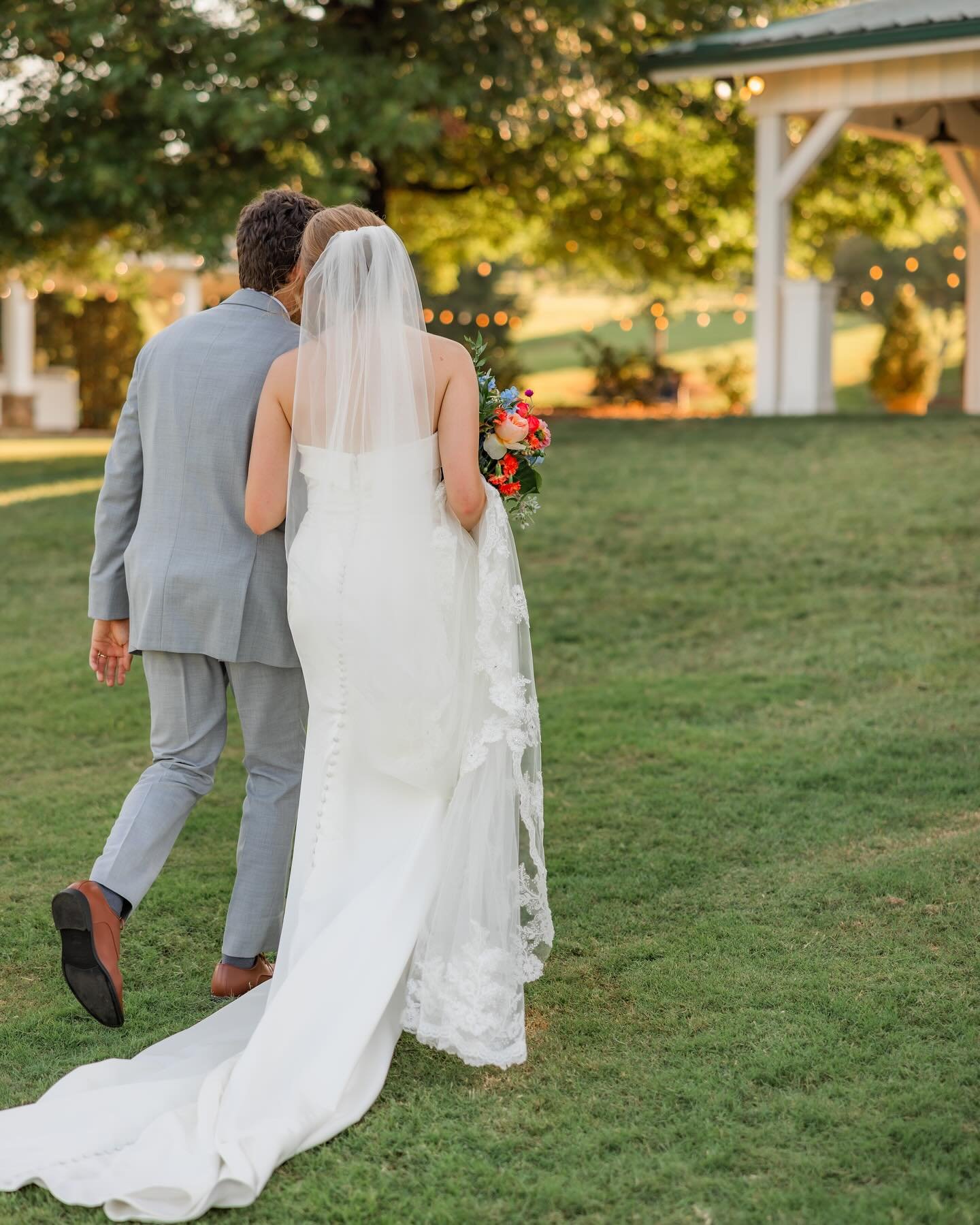 Congrats to the Kuhles!! The first photo is from when they passed me after walking down the aisle. That&rsquo;s one of my favorite moments of the day. The joy is palpable. 

@chickamaugaflorist 
@walnut_hill_farm