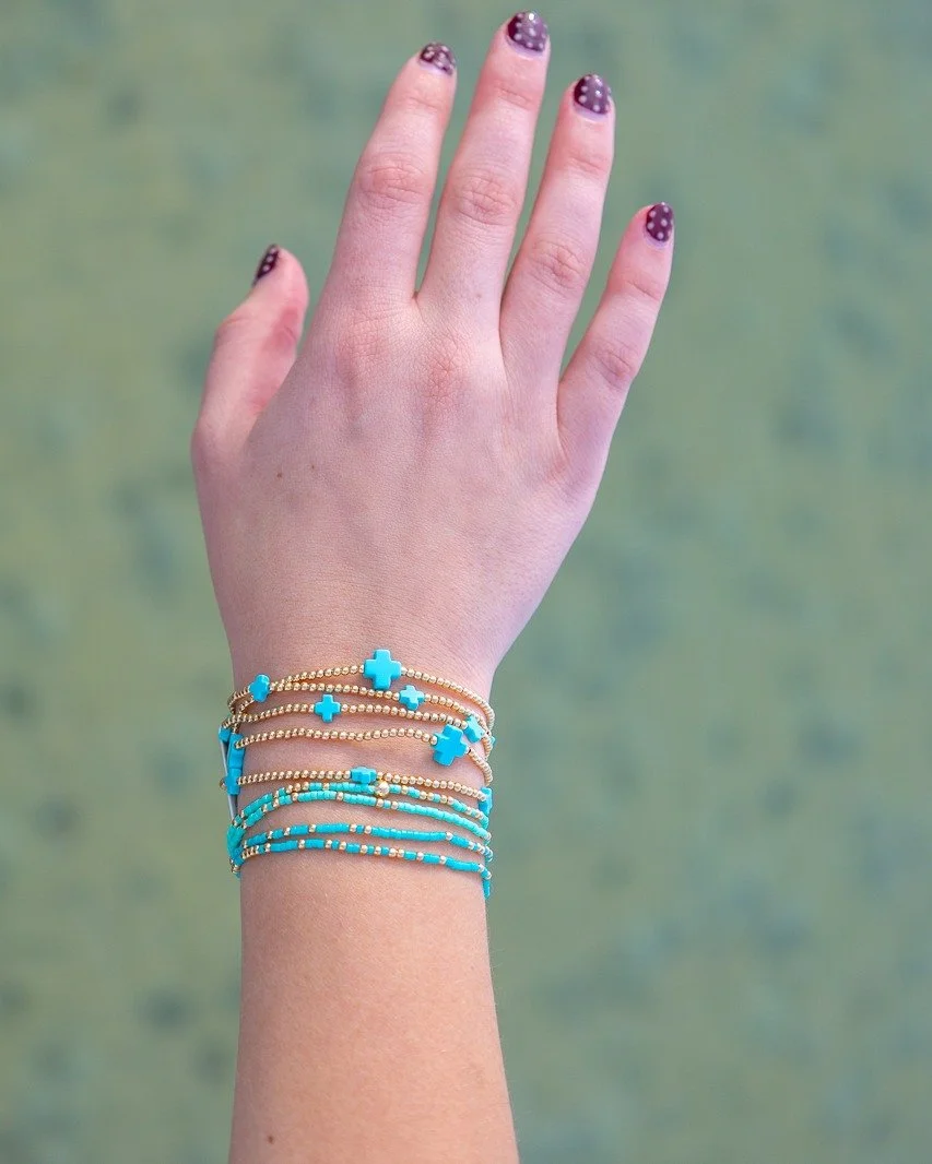Your favorite memories, worn every day! Our Enewton bracelets don&rsquo;t tarnish, so your little keepsake can go wherever life takes you&mdash;just like that Pensacola Beach trip you&rsquo;ll never forget. 🌊

Shop Enewton at Envie Boutique.
📍 Pens