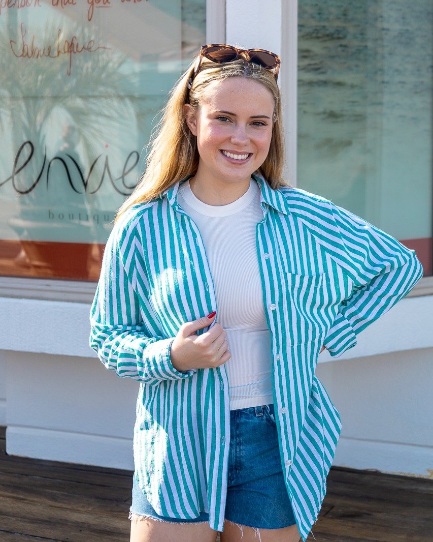 There&rsquo;s just something about a striped button-down that feels like vacation. 🏖️
Shop the look at Envie Boutique.