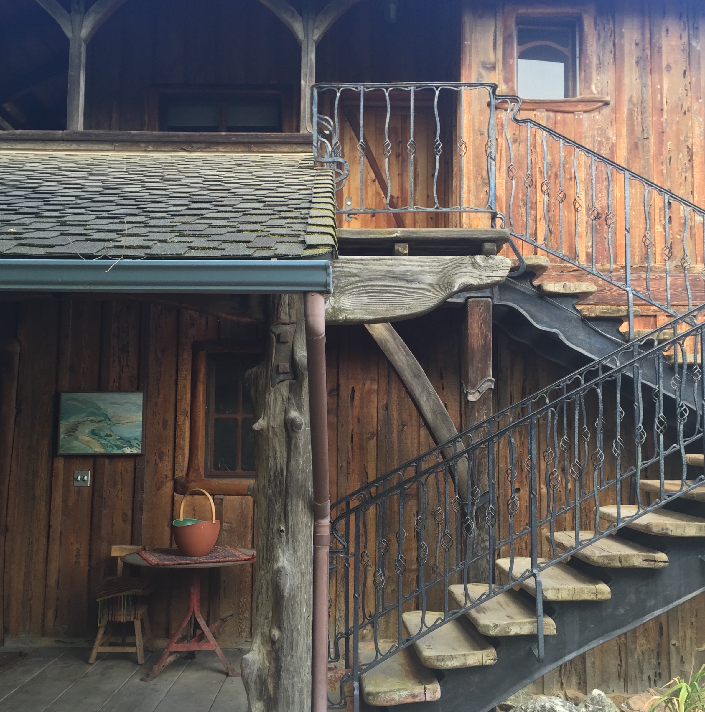 inn.ext.stairs.jpg