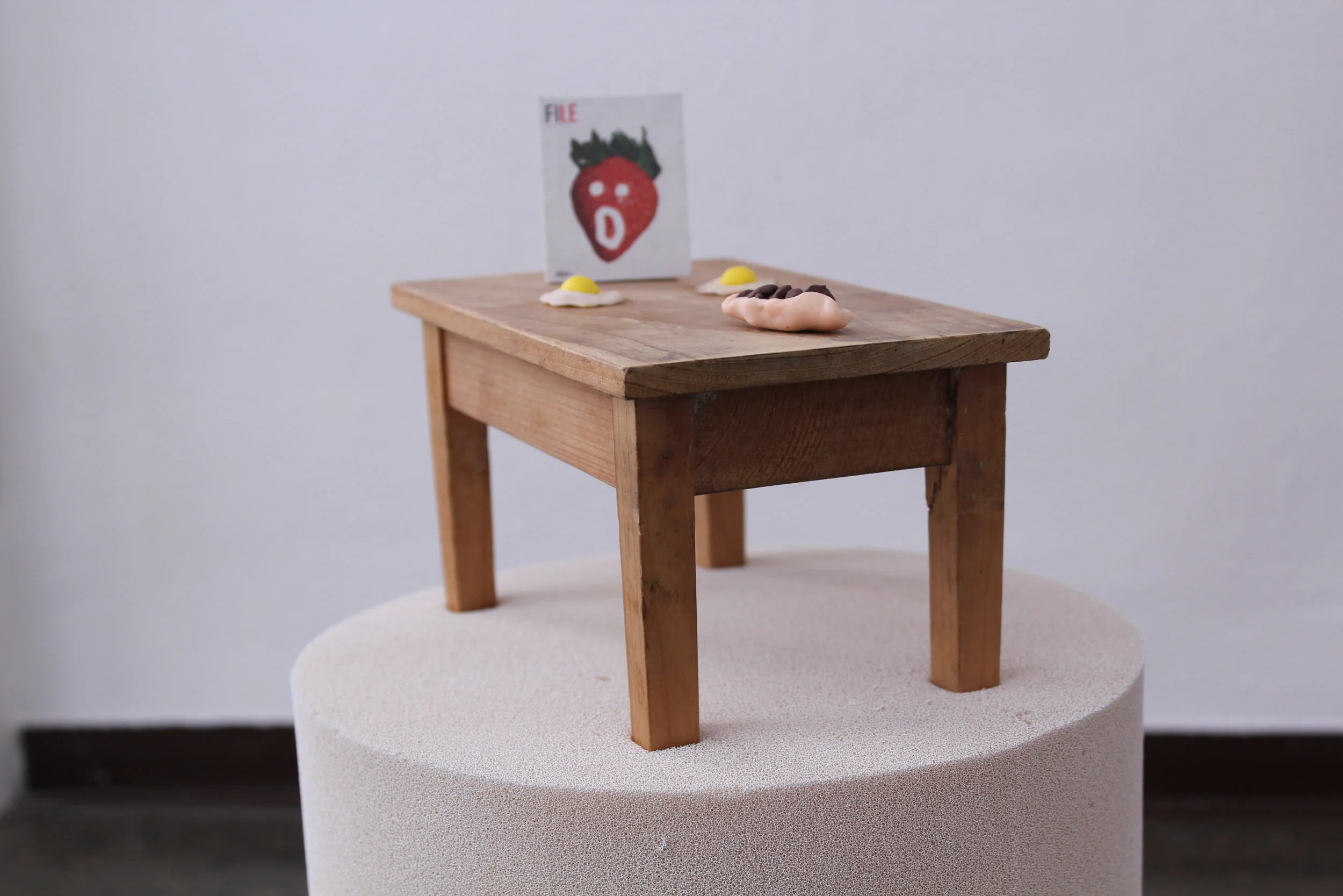 _____TIM NOLAS, Tribute to Sarah Lucas (two eggs, a kebap and a strawberry), curatorial footnote no.1.1 , 2015