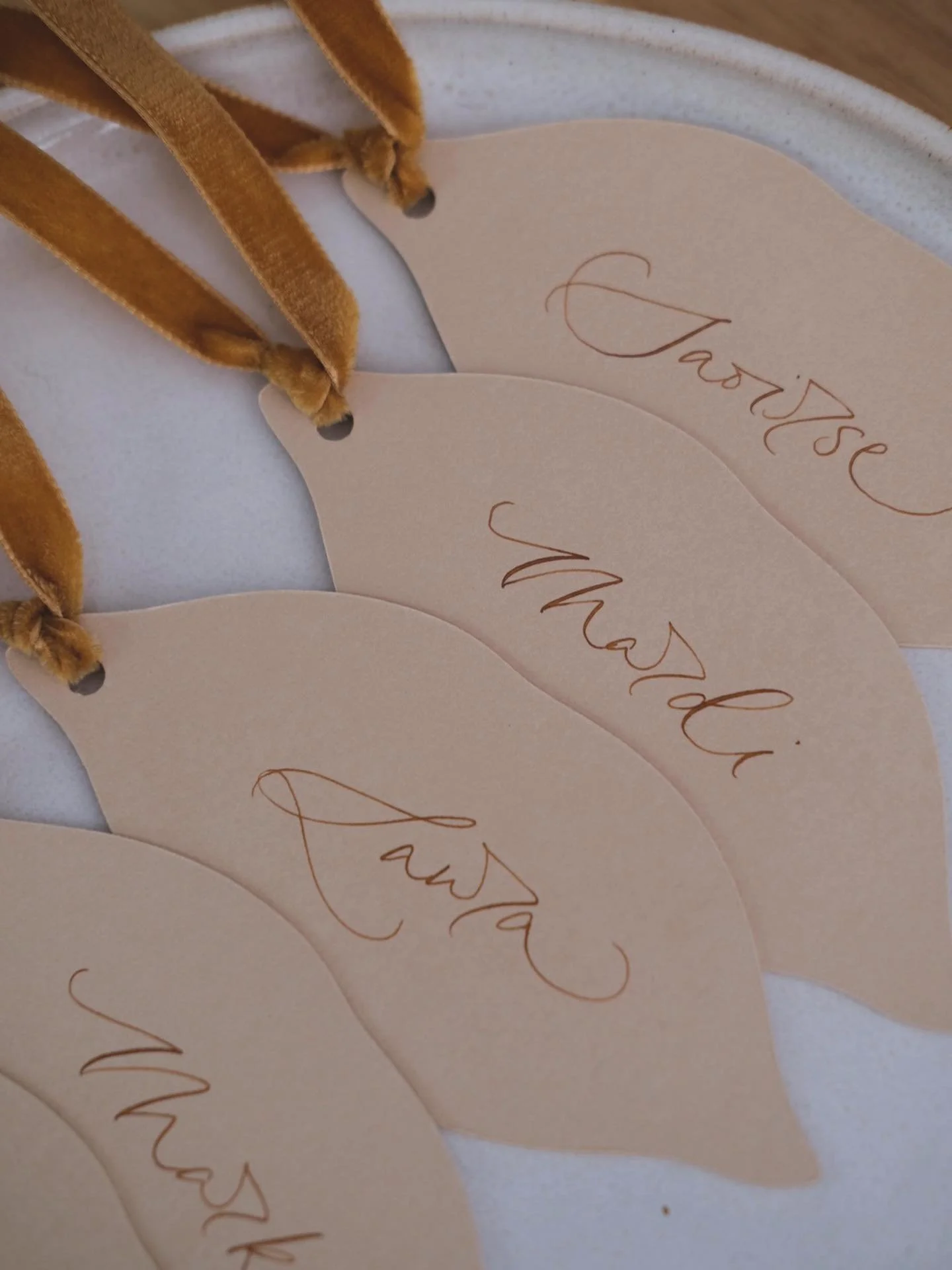 Some juicy Jaffa orange - leaf shaped - hand lettered - name cards for K+C - a finishing touch to their Portuguese wedding 🍊🧡 @kbouff