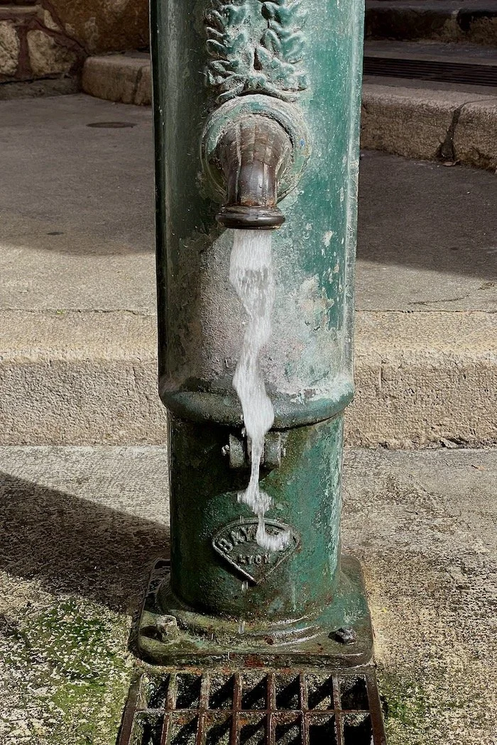 Fountain in Rue Pairoliere