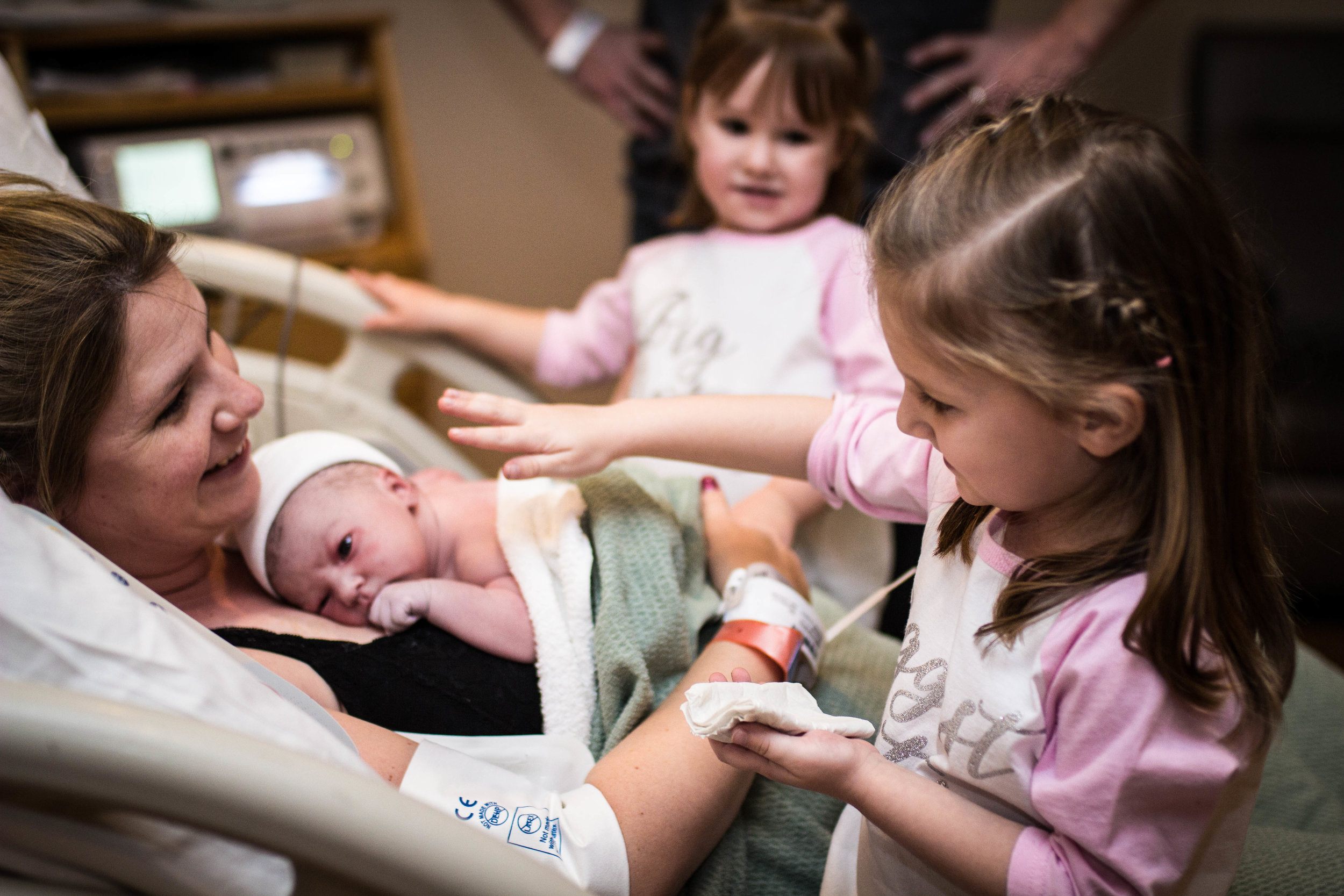 siblings meeting baby | birth photography springfield, mo 