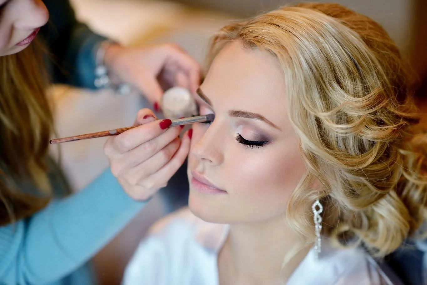 Things To Consider When Hiring a Wedding Makeup Stylist
