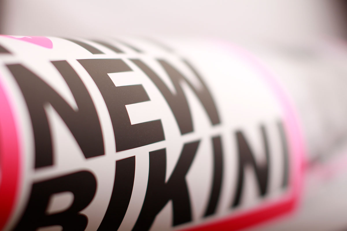 Druckveredelung, Druckveredelung online, Druckveredelungsverfahren, Papierveredelung, Verpackungsveredelung, Veredelungsberatung, Veredelungsexperte, Veredelungsspezialist, Veredelung, Prime, Printing, Printessenz, Veredelungstechniken, Haptik, Kombinationsveredelung, Mehrfachveredelung, Veredelungsfächer, Veredelungen für den Lebensmittelbereich, HACCP, Verpackungsveredelung, Lebensmittelverpackungen, Folienveredelung, Cellophanierung, Folienkaschierung, Mattfolie, Mattfolie scheuerfest, Glanzfolie, PET Goldfolie, PET Silberfolie, Metallisierte Folie, Irisierende Folie, OPP Mattfolie, OPP Glanzfolie, Acetatfolie, Acryllackierte Folie, Vorgeprägte Folie, Softtouch Folie, Leinenstruktur, Feinleinenfolie, Thermofolie, Thermokaschierung, Folienkaschierung mit Strukturprägung, Pearl-Strukturprägung, Forchheimfolie, Sonderkaschierung, Strukturfolie, Siebdruck, Siebdruckveredelung, Partieller UV-Lack, Softtouch Lack, Denglanz, spezial, Softlack, Lackstrukturen, Spoteffects, Effektlack, Eis, Photochromfarbe, Nachteuchtfarbe, Leuchtfarbe, Velourlack, Thermolack, Thermochromefarbe, Rubbellack, Duftlack, Strukturlack Sand, Glitterlack, Effektpigmente, Effektlacke, Spoteffekt, Strukturlack, Siebdrucklackierung, Leitfähige Farben, Relieflack, UV-Glanzlack, silber, gold, deckweiß, Mattlack, Glanzlack, Heißfolienprägung, Prägefoliendruck, Letterpress, Microembossing, Plangrägung, Blindprägung, Strukturprägung, Reliefprägung, Hochdruck, Folienprägung