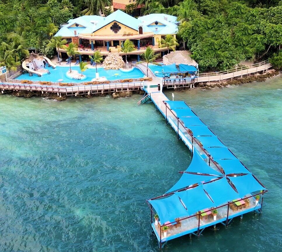 El Sunset Grill en Caribe Tesoro Resort Roatan.jpg