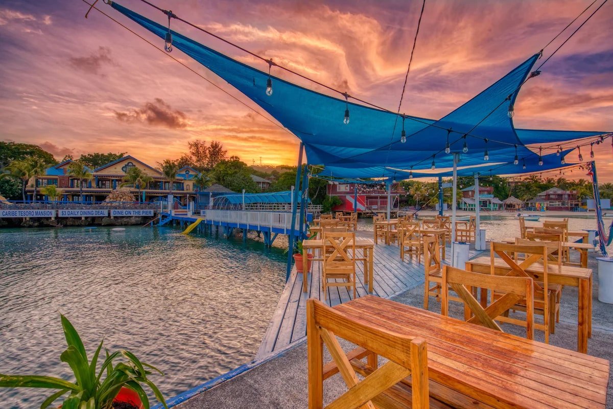 Sunset-Grill-Ocean-Side-Restaurant-Caribe-Tesoro-Roatan-min.jpg