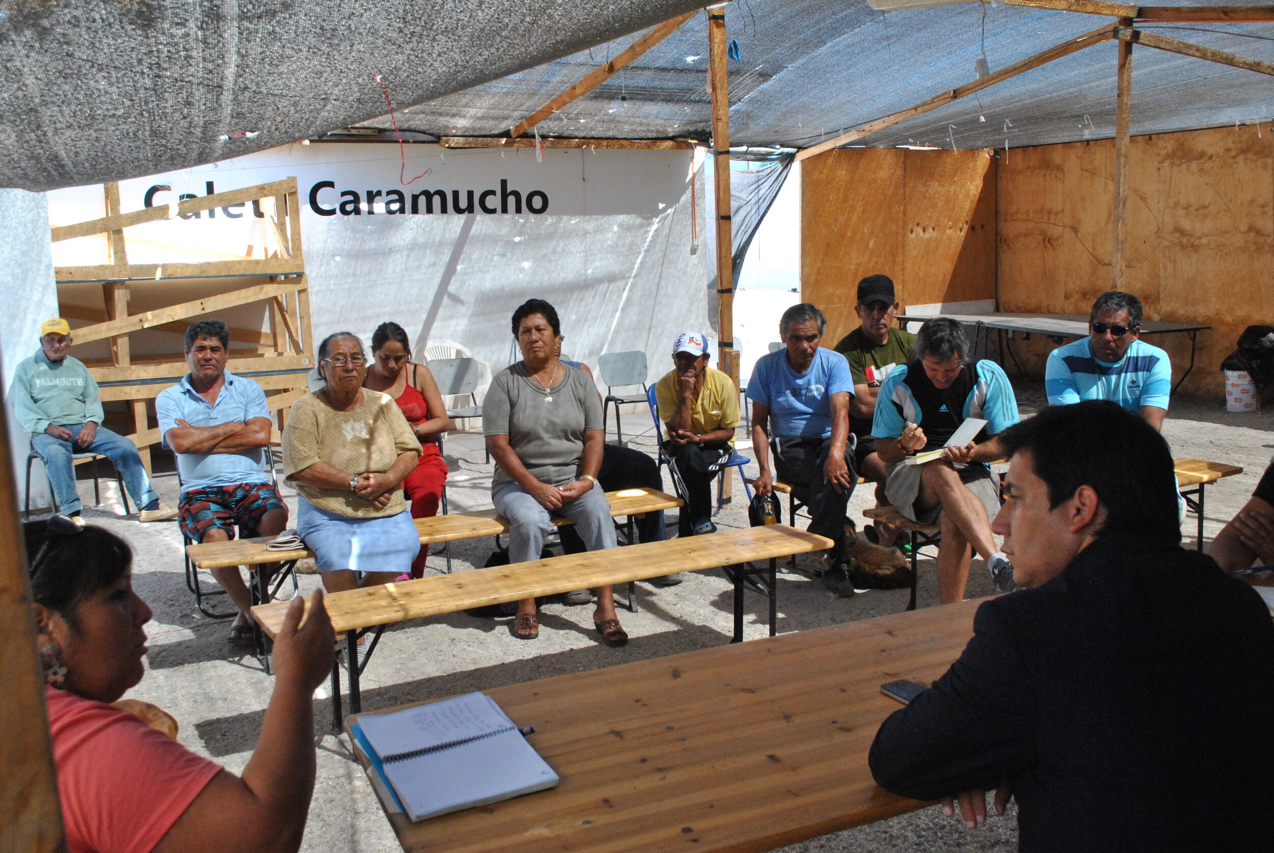 Gobernador_de_Iquique_se_reunió_con_vecinos_de_Caleta_Caramucho.jpeg