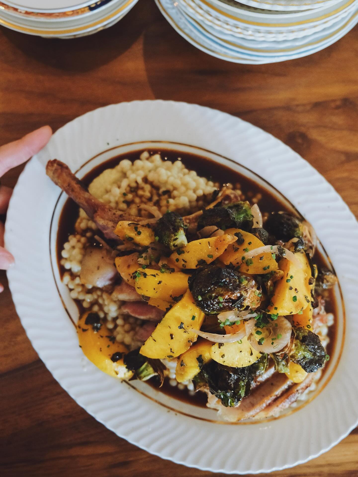 wild boar chop for 2, waupoos peaches, fried brussels, cognac jus
.
you will find us rotating features throughout the fall like this beauty, using seasonal products and as many local farmers as we can.
.

open
tues-sat
4-9
.
📷 @storiedmarketing
.
#p