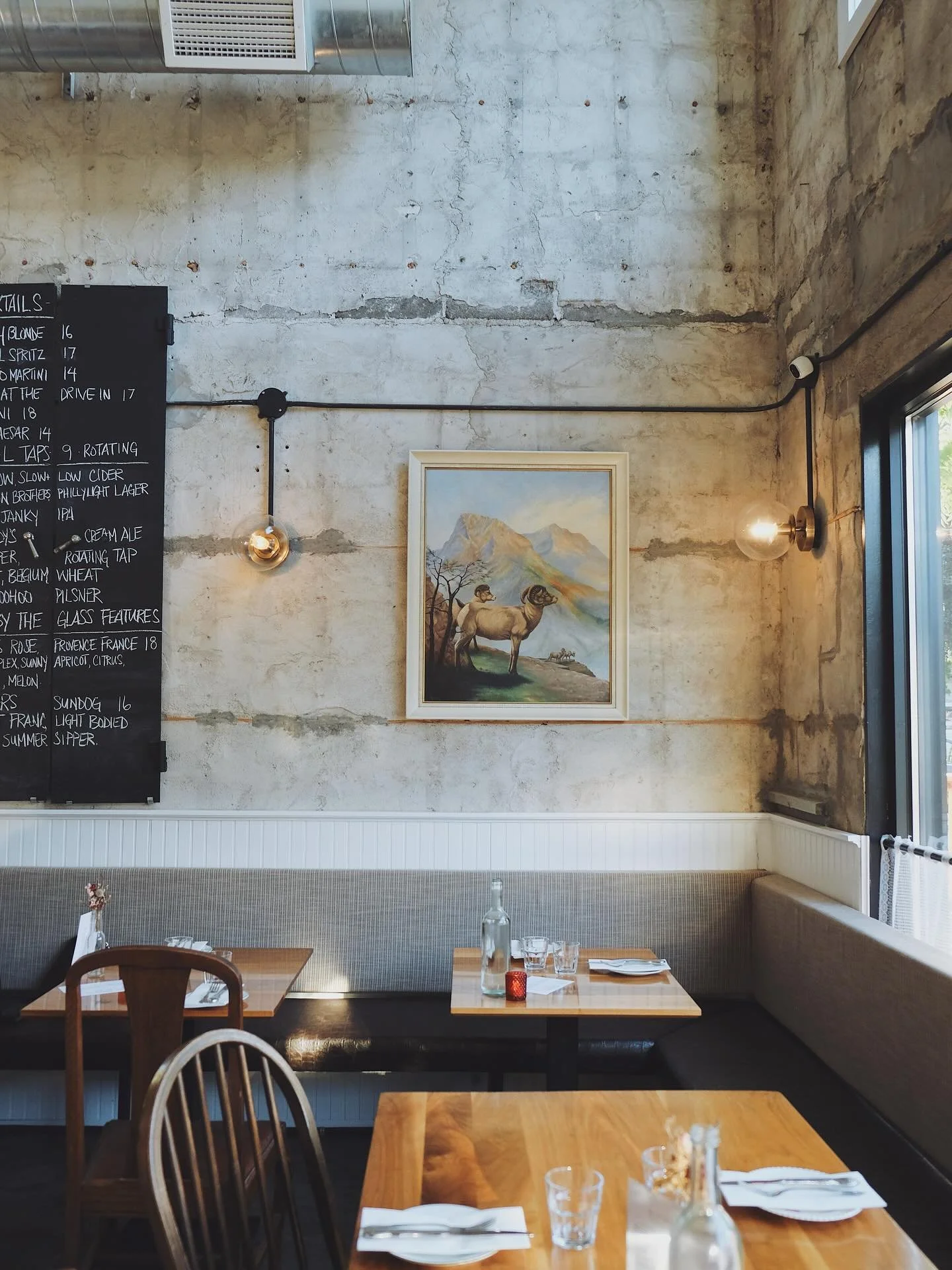 YOUR RAINY DAY COZY CORNER AWAITS✨✨
.

SEE YOU TONIGHT.
.
Tuesday-Saturday
4-9

📷 @storiedmarketing 

#cozycorner
#dinner
#dinnerplans
#autumn
#bloomfield
#pec