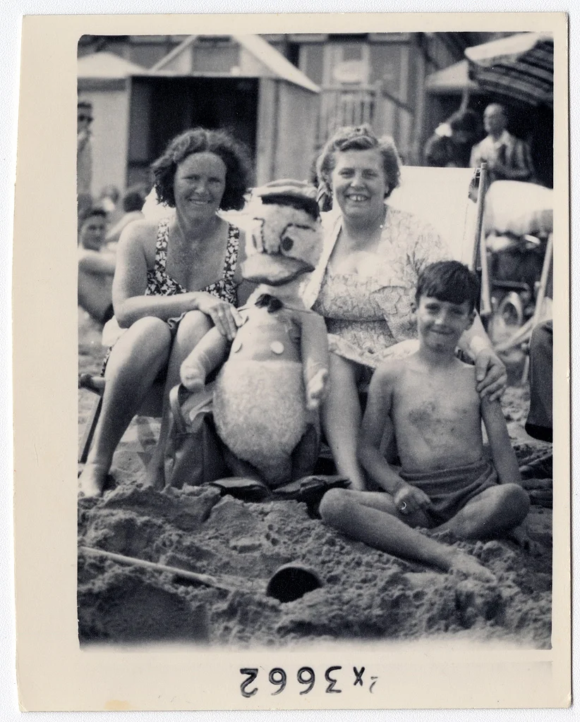 Winnie Mays (centre) with friends and Sunbeam Donald Duck on the sands, Thanet, Kent. © Phil Mays © SEAS Photography