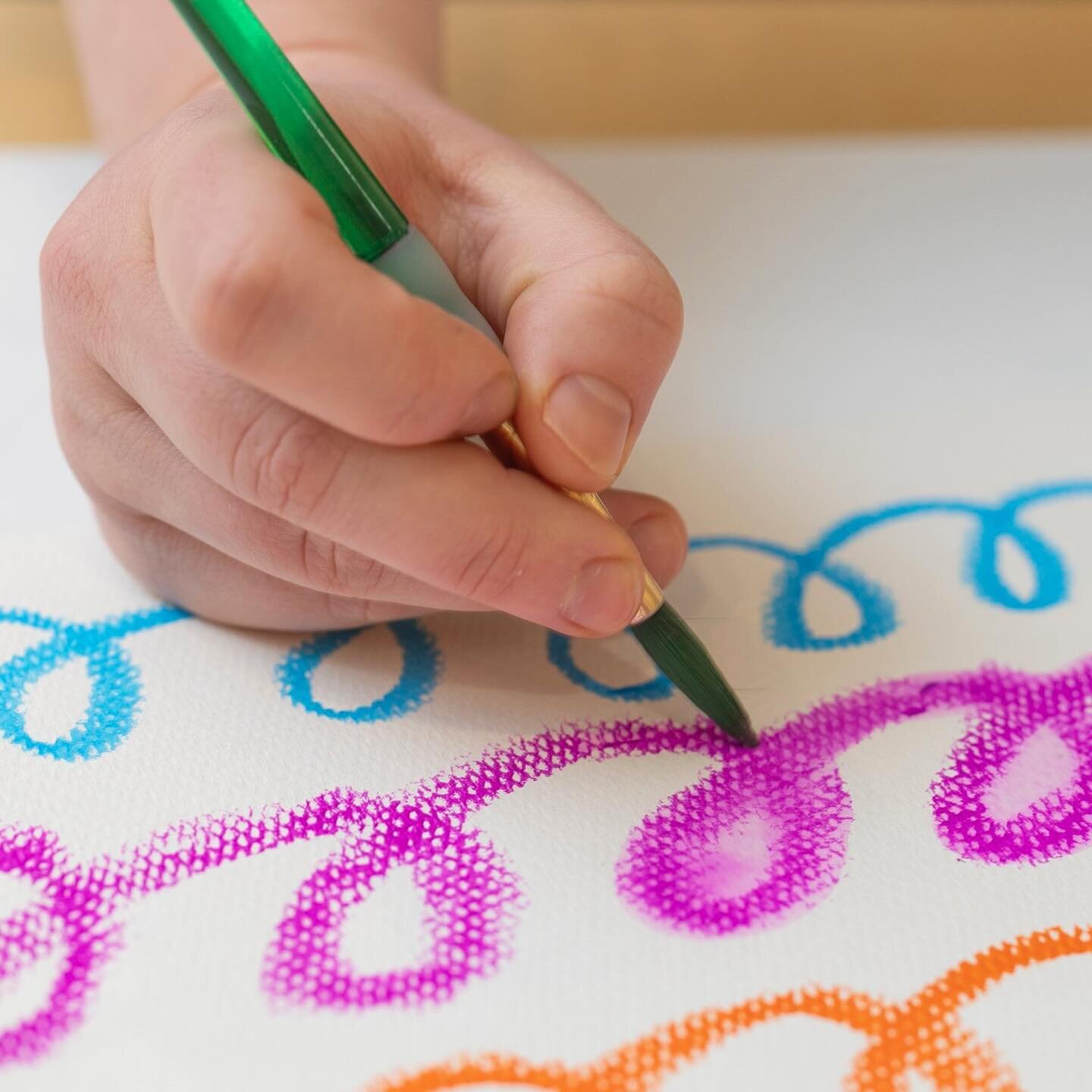 We absolutely love paint sticks and use them all the time in our curriculum at Minni! 🎨 🌈 🖍️

They&rsquo;re great for tiny toddler hands to grip as they strengthen hand muscles and develop their fine motor skills, we love using @weareooly Chunkies