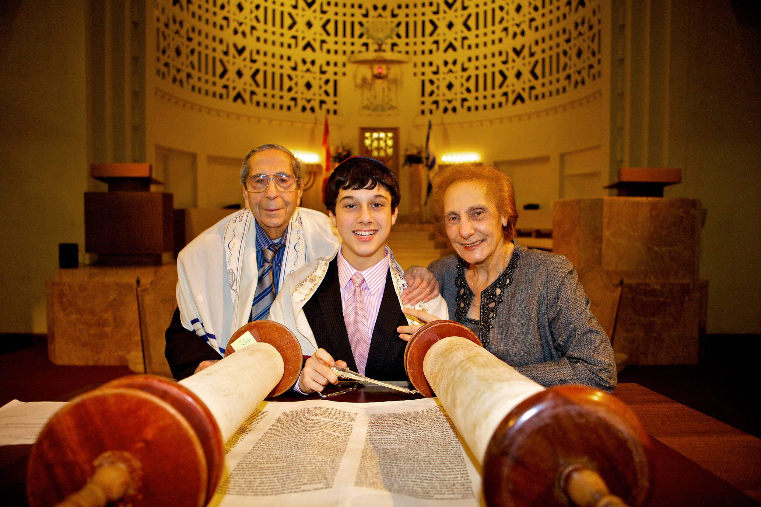 4.-Barmitzvah-Man-&-Grandparents@Torah-5b-SS.jpg
