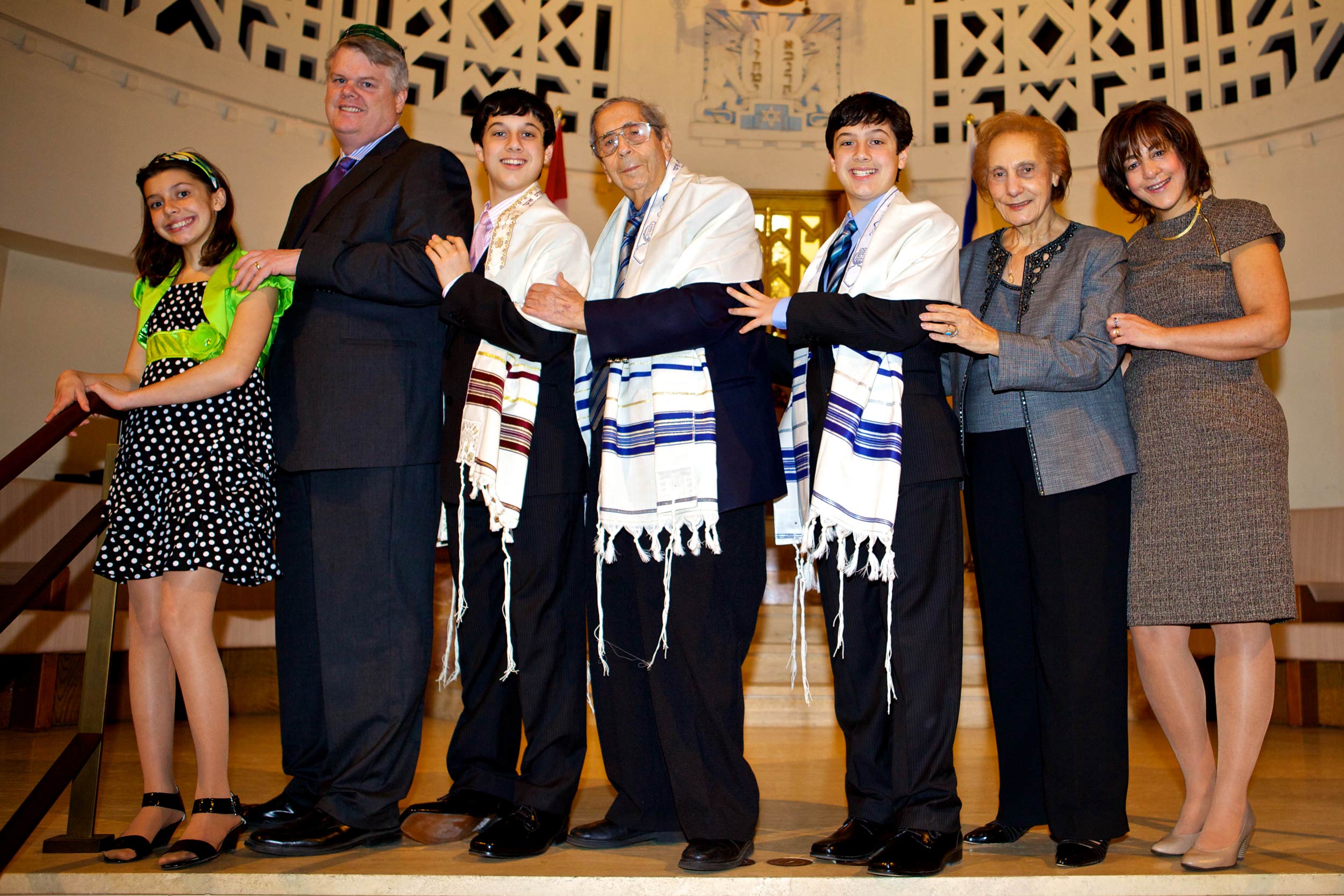 2.-Whole-Family-(Grandparents-and-family-7-CROPPED-Cuddle-Train)-ORI-SS.jpg
