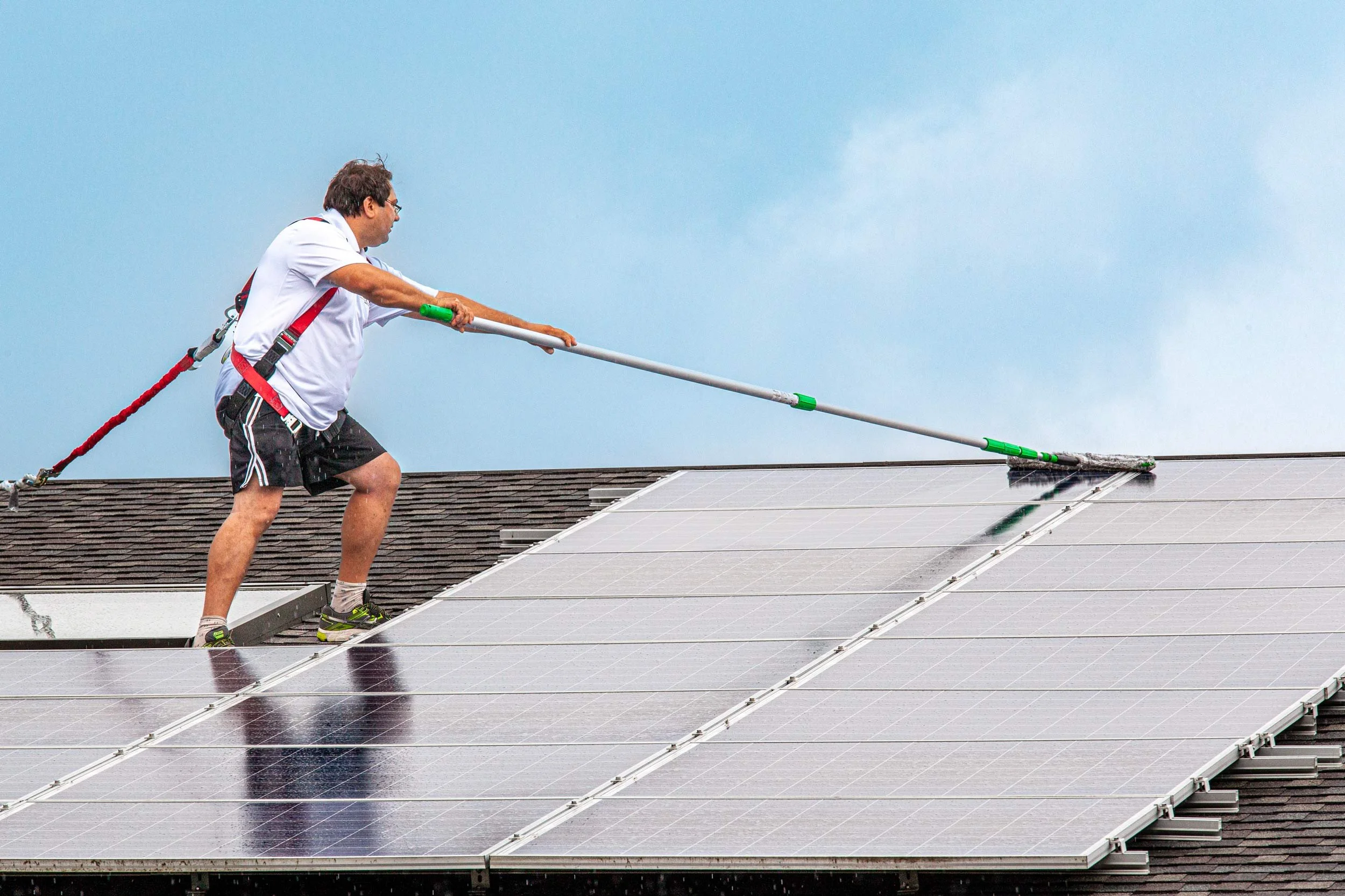 CFC-Solar-Panel-Cleaning-blue-3920.-2500PX-FOR-SS-WEB.-489KB.jpg