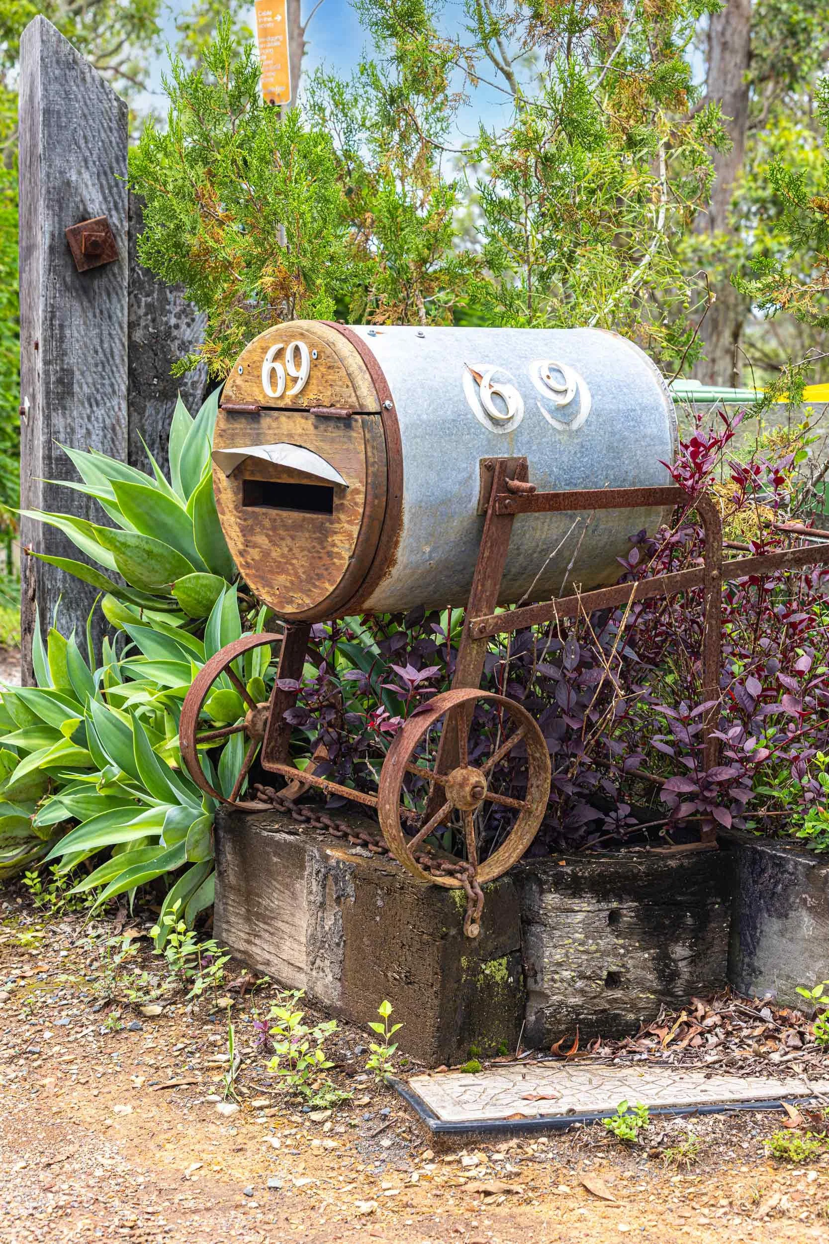 Tank-69-mailbox--NEW-SKY.-2500PX-FOR-SS-WEB.-485KB.-0588-2.jpg
