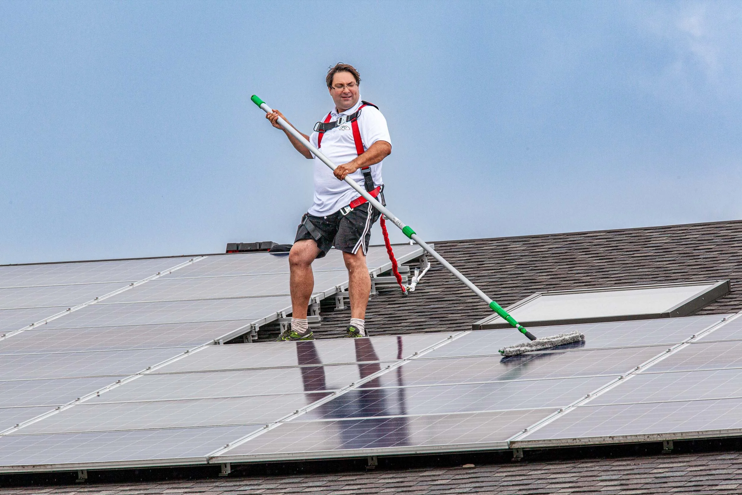 CFC-Solar-Panel-Cleaning-blue-3901.-2500PX-FOR-SS-WEB.-498KB.jpg