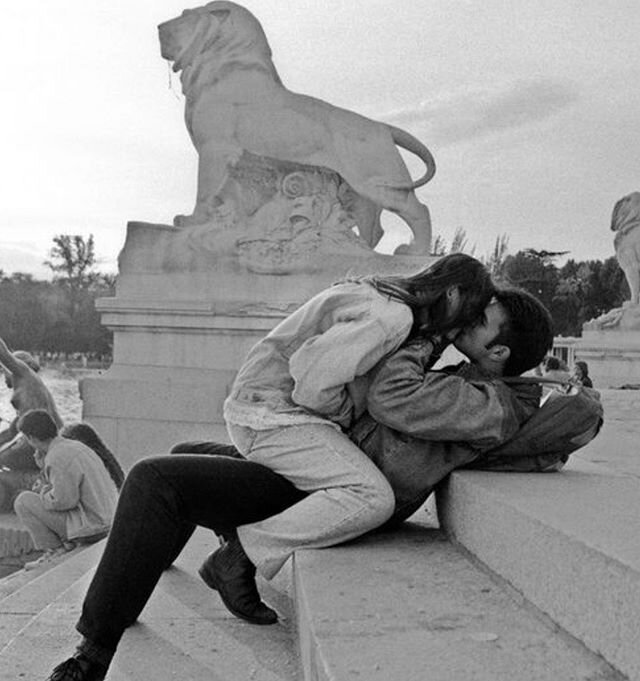 Give me a twenty-twenty filled with moments like this.
[photograph by Ferdinando Scianna]