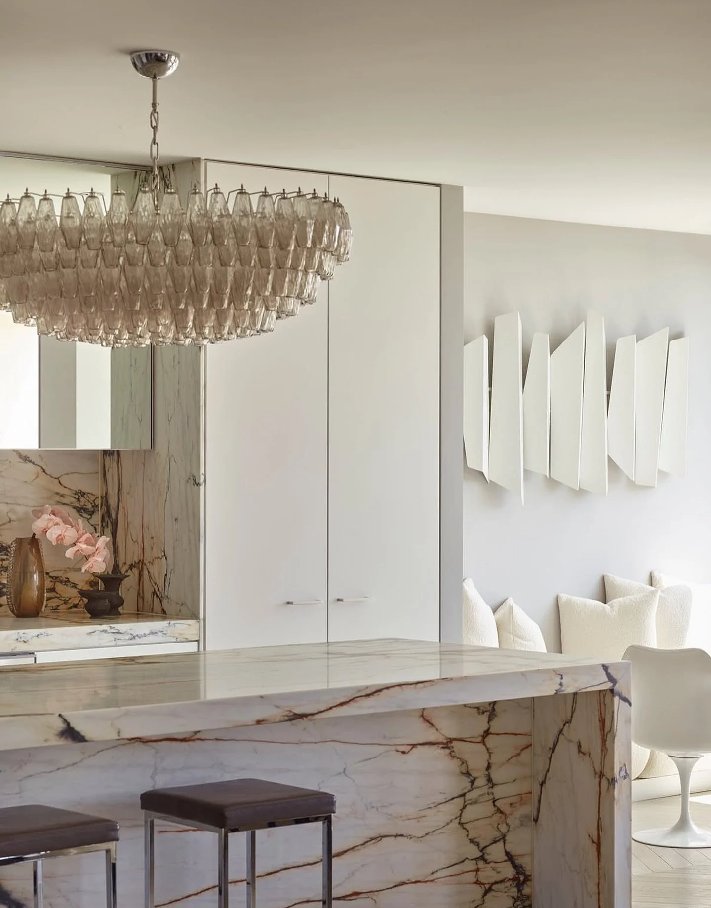 Our obsession with marble in houses and our favourite interior designer @davidhicksdesign