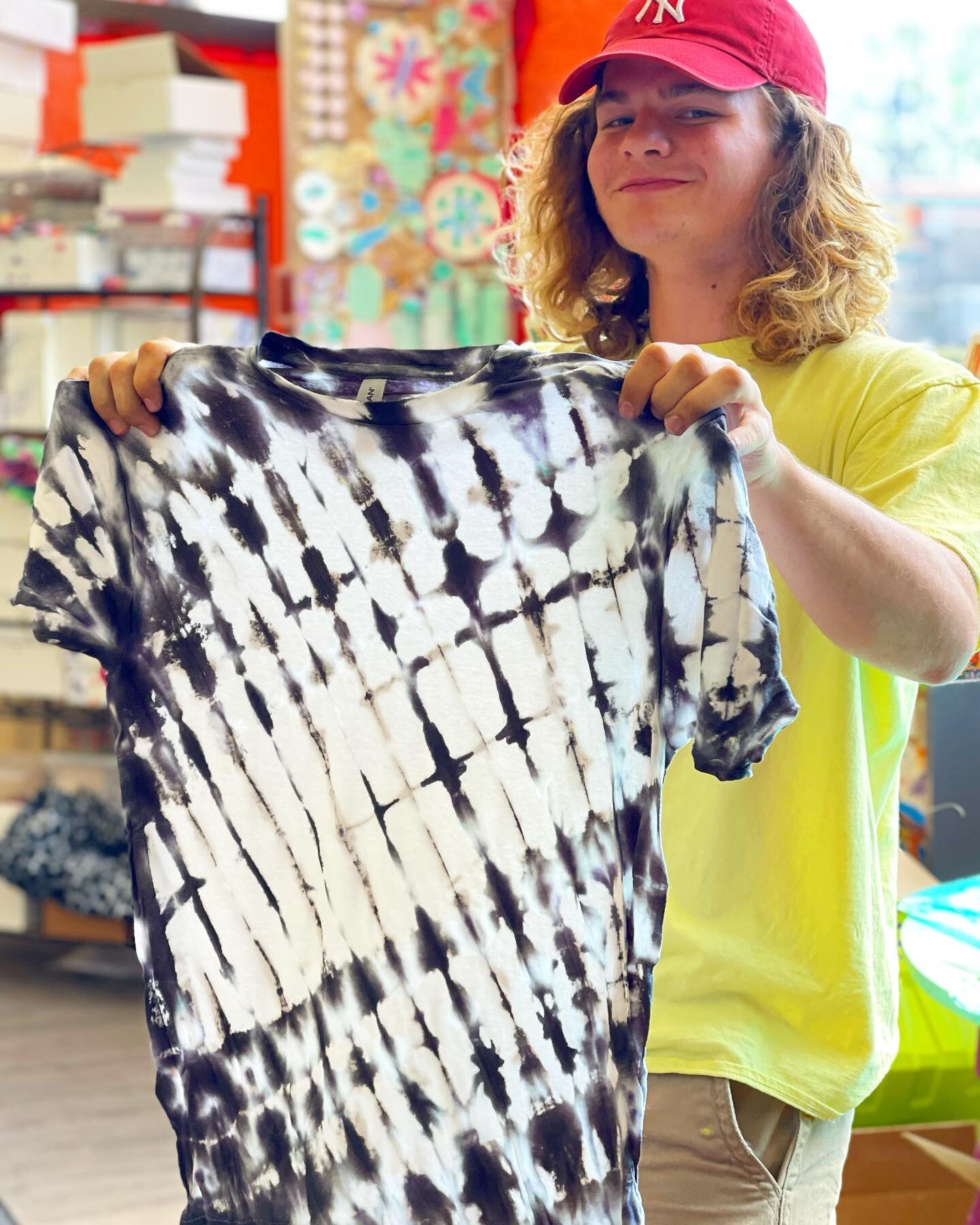 Who says you need more than just black to make a cool tie dye?!?! We were all loving this monochrome look 👀 🙌🏽😎 
.
#tiedye #theartlab #processart #blackandwhitetiedye #tiedyeasmr #tiedyepatterns