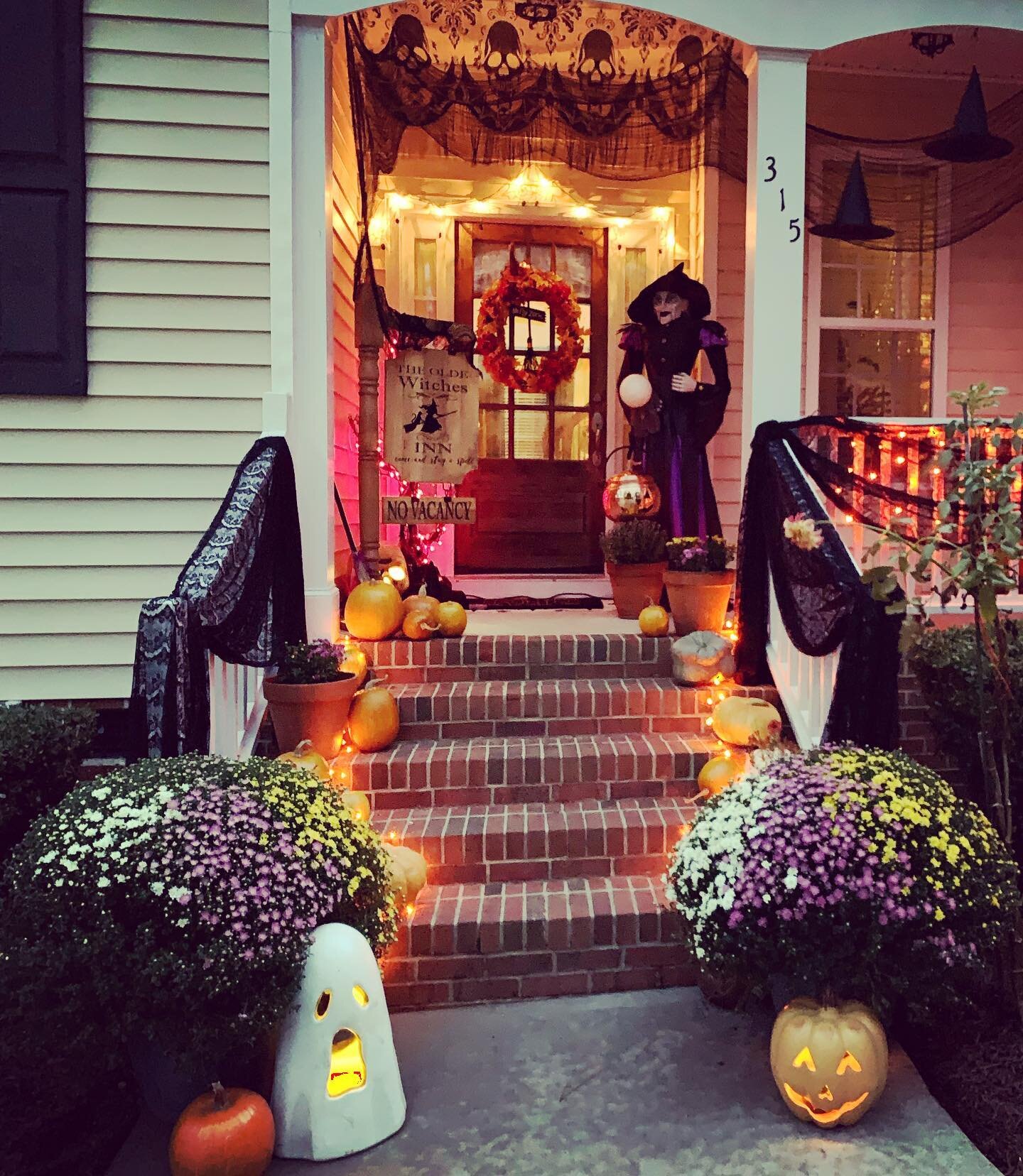 Welcome to the Olde Witches Inn! We think you&rsquo;ll love it here. 🍂👻🔮🎃💀🧹🖤🍁
.
.
.
.
.
#flakeflourishseason #halloween #halloweenporch #happyhalloween #halloweendiy
