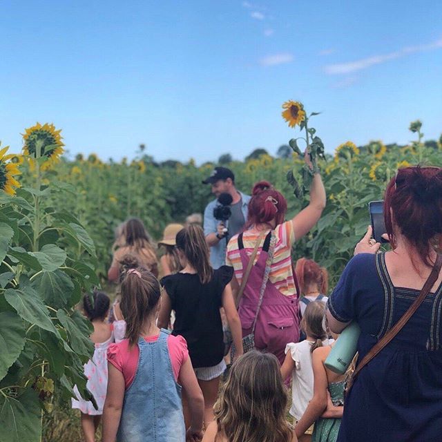 That time we spent the afternoon hanging out with @dirtgirlworldofficial at @thefarmatbyronbay 🌻🌻🌻