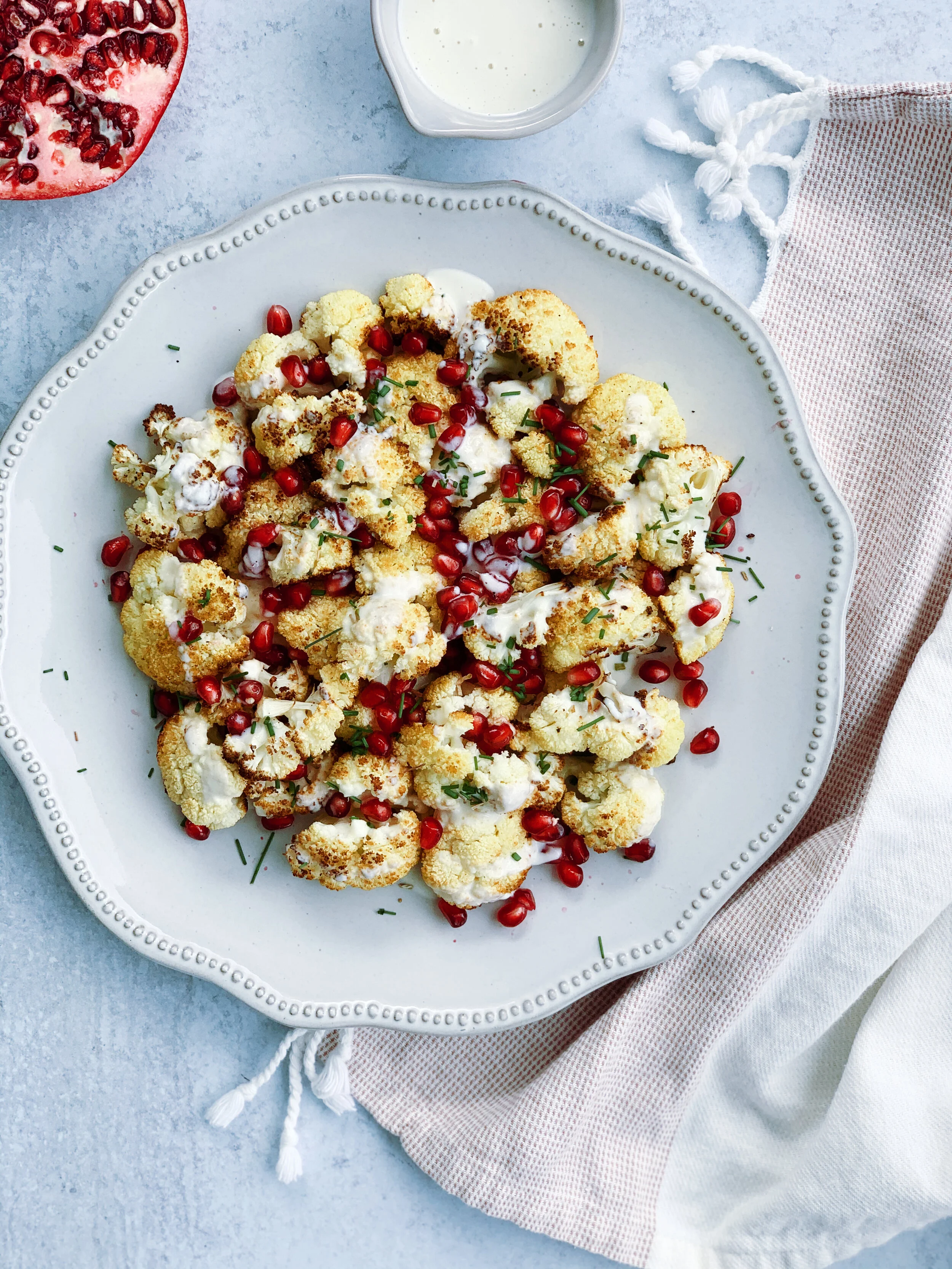 bouquets de chou-fleur grillés... à la grenade et vinaigrette tahini.