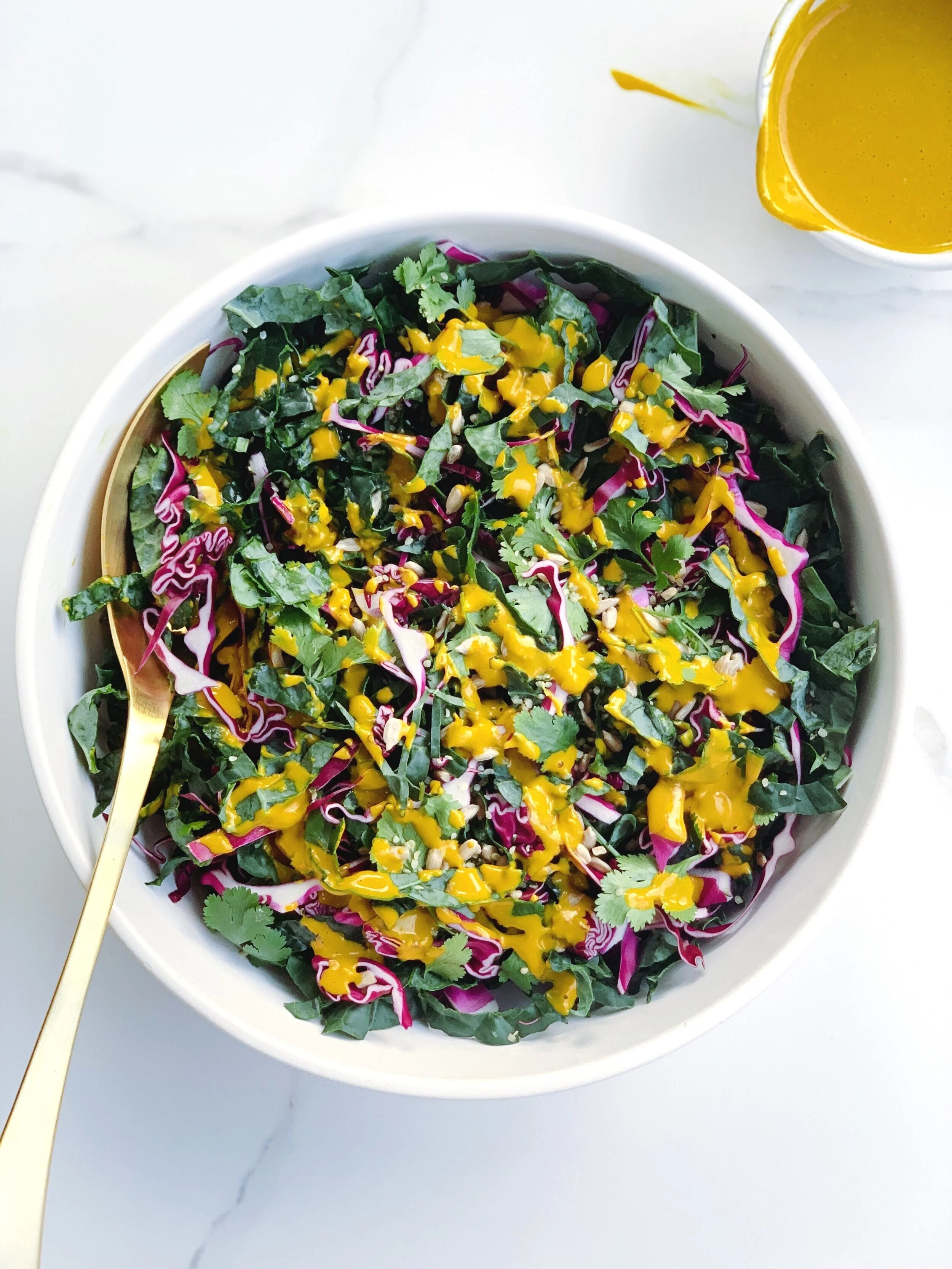 salade detox chou kale et chou rouge &amp; sa vinaigrette crémeuse au curcuma.