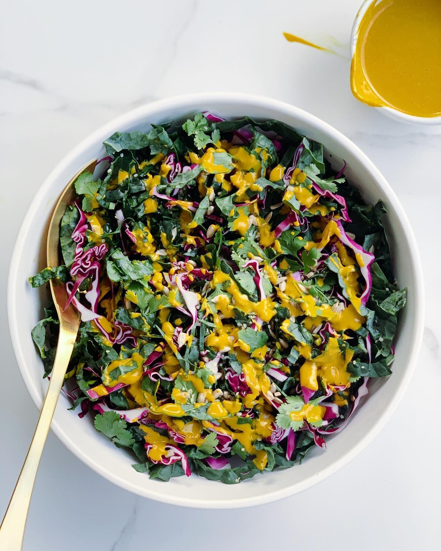 ✨Nouvelle recette en ligne✨

👉🏻 Salade detox chou kale et chou rouge &amp; sa vinaigrette cr&eacute;meuse au curcuma.

Quoi de mieux qu&rsquo;une bonne salade d&eacute;toxifiante pour se remettre des abus du we du Super Bowl 🏈? Le chou fris&eacute