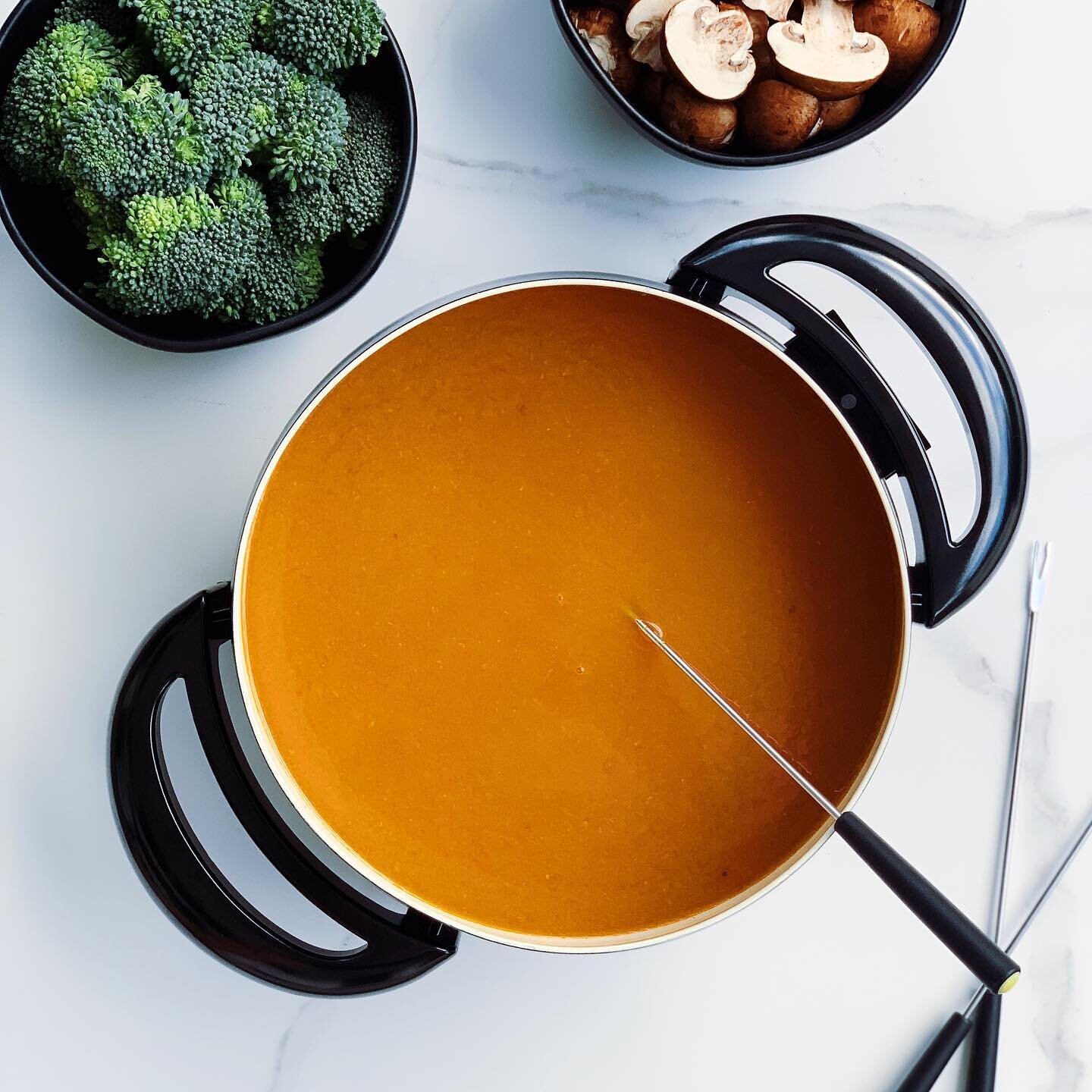 ✨Nouvelle recette en ligne✨

👉🏻Bouillon de fondue maison au curcuma

Qui dit St-Valentin ❤️dit fondue! Alors voici une recette de bouillon maison extr&ecirc;mement facile &agrave; pr&eacute;parer. Faire son bouillon soi-m&ecirc;me n&rsquo;est pas c