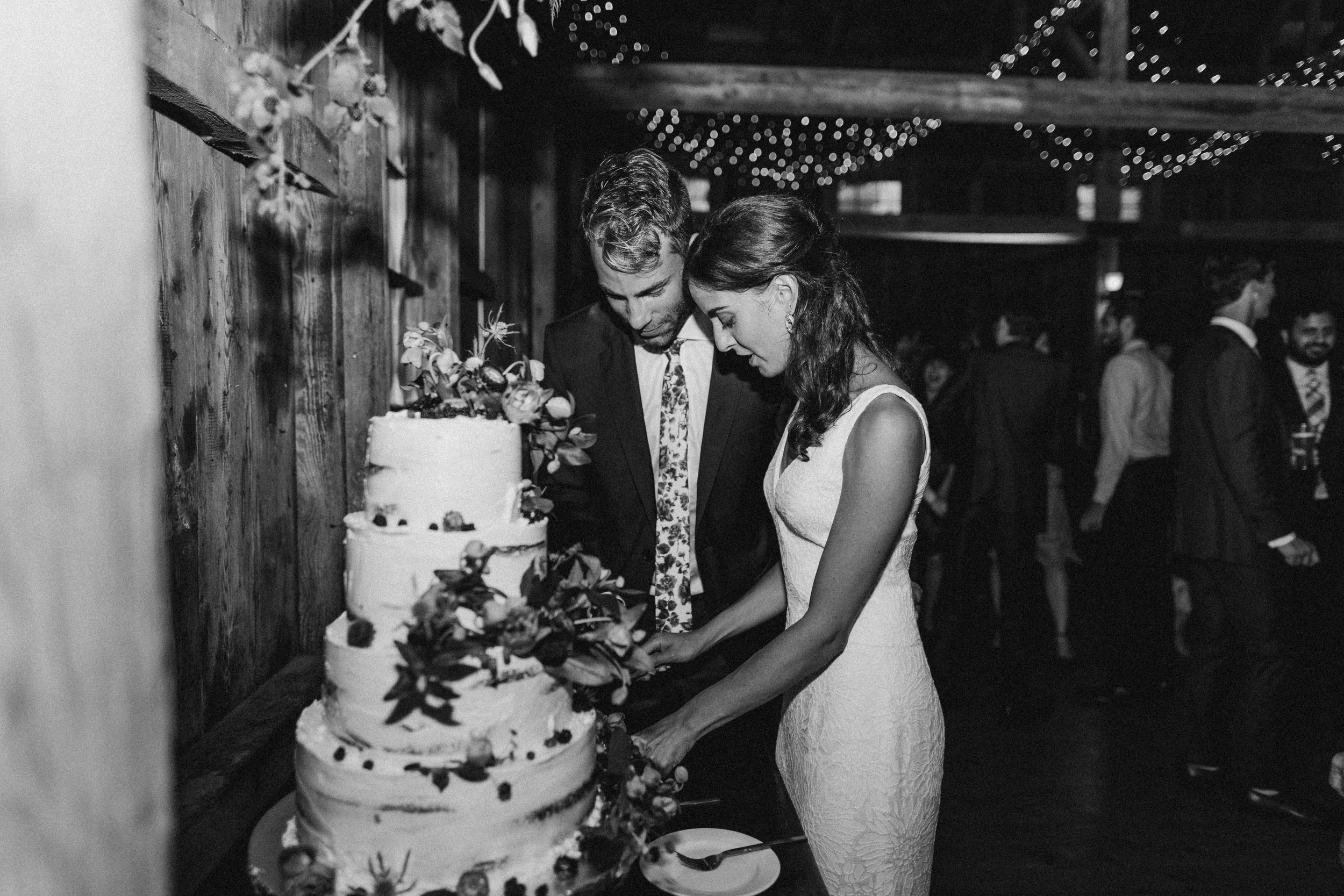 Summery Barn Wedding Cake Moment