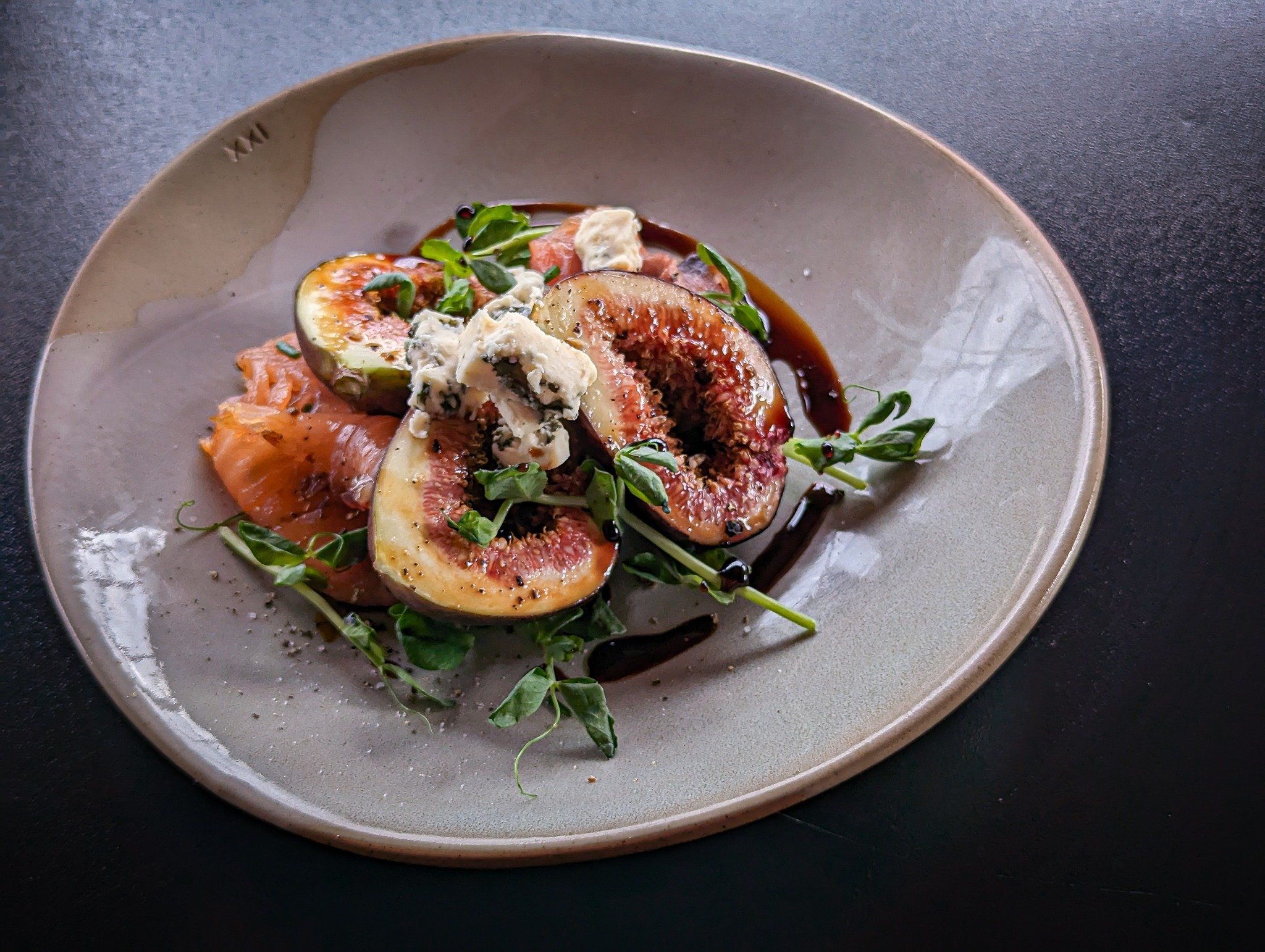 This is a pretty special combination of incredible local produce!
.
📸: Mures Smoked Salmon, Frankham Figs, Coal River Farm Blue Cheese, aged balsamic vinegar.
.
Available now at Mures Upper Deck.
mures.com.au
#MuresUpperDeck #MuresTasmania #hobartfo