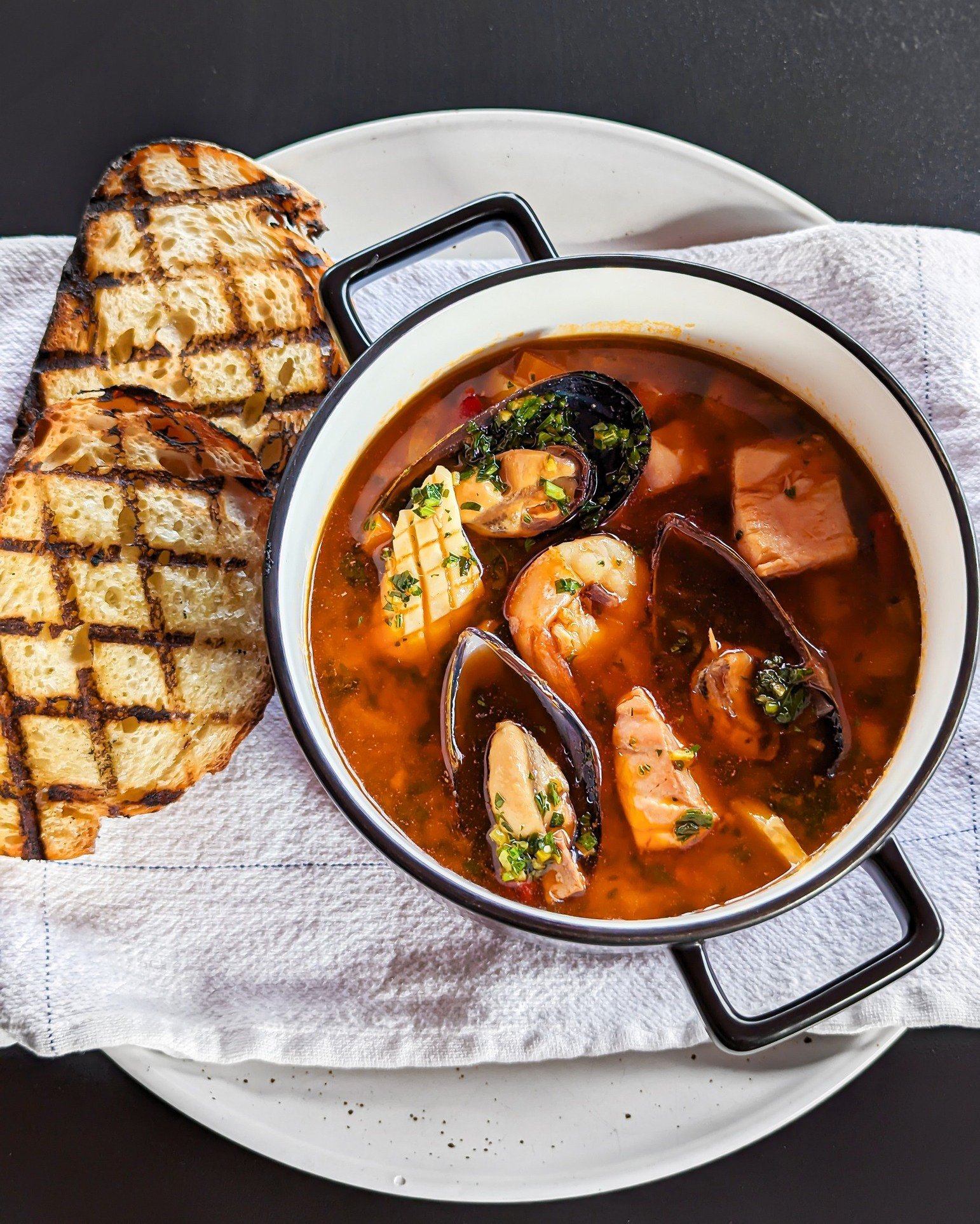 That wintery weather has started to hit, so we&rsquo;re warming up the menu at #MuresUpperDeck!
.
📸: Australian Seafood Stockpot
Premium seafood, white wine, fish stock, fennel, smoked paprika, chorizo, roasted peppers, gremolata and grilled sourdou