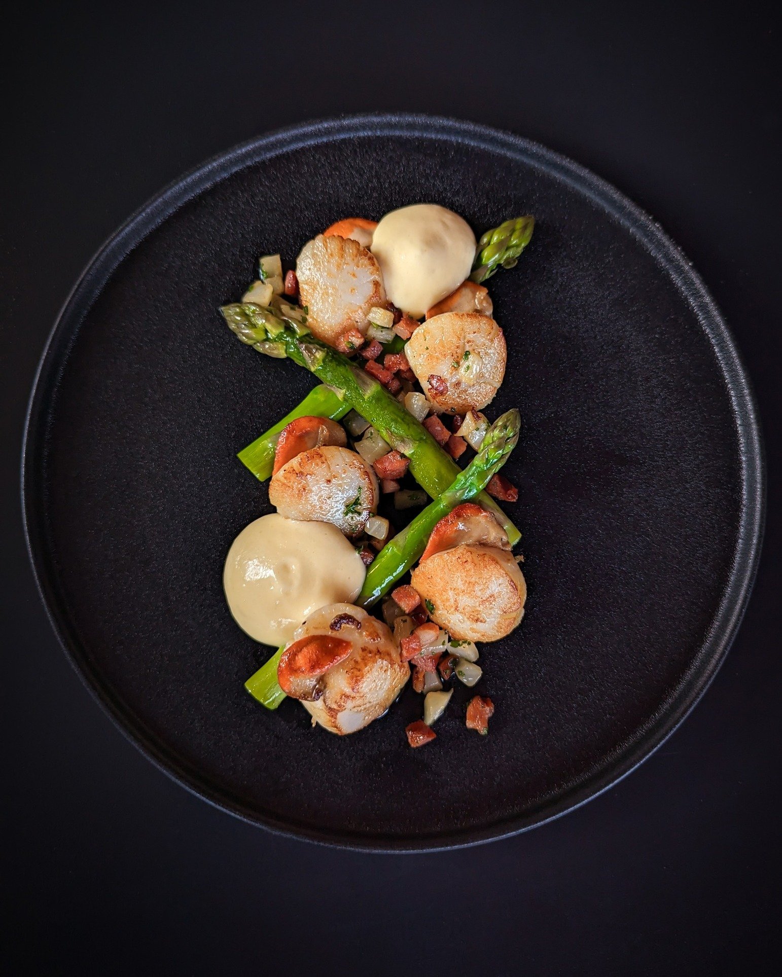 Pre-season survey scallops have just arrived at #MuresUpperDeck!  These local scallops are sweet, plump, incredibly delicious, and they are available from the specials menu until sold out!
.
📸: Tasmania Scallops
With chorizo, fennel, asparagus and h