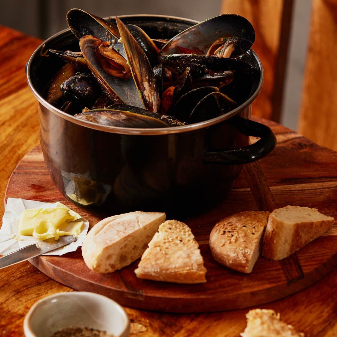 #MuresLowerDeck&rsquo;s popular winter dishes include these tasty Chilli Mussels.
.
Enjoy 750g of Australian mussels with a tomato chilli sauce, and deliciously warm bread and butter.
.
See you on the docks!
#MuresTasmania #hobartfoodies #hobarteats 