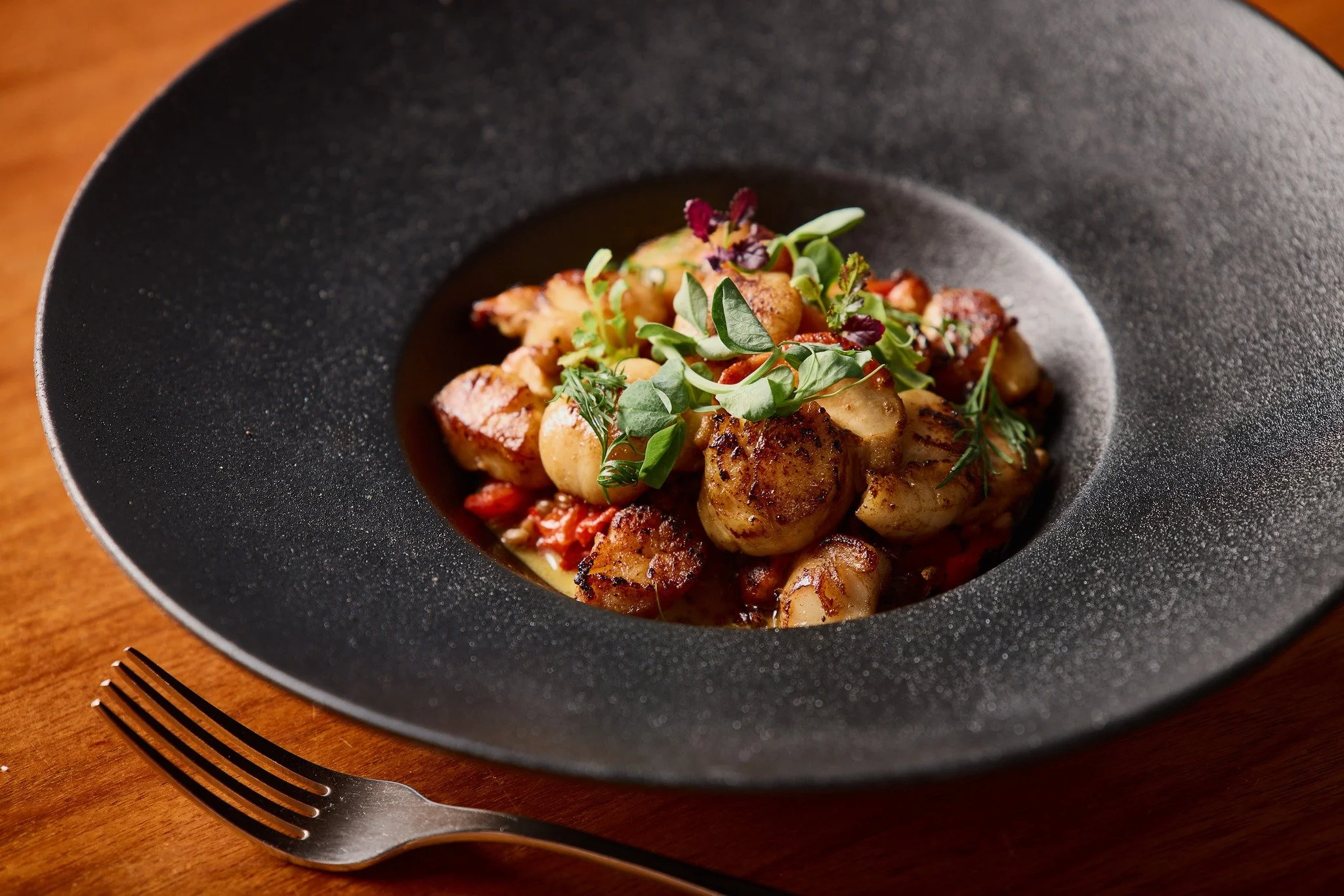 It&rsquo;s the perfect time of year to indulge in fresh, Tasmanian Scallops at Mures Upper Deck! Pan fried and served with yuzu koshu beurre blanc, capsicum and rye grain.
.
Upper Deck | (03) 6231 2121 | mures.com.au/upper-deck
#MuresTasmania #MuresU