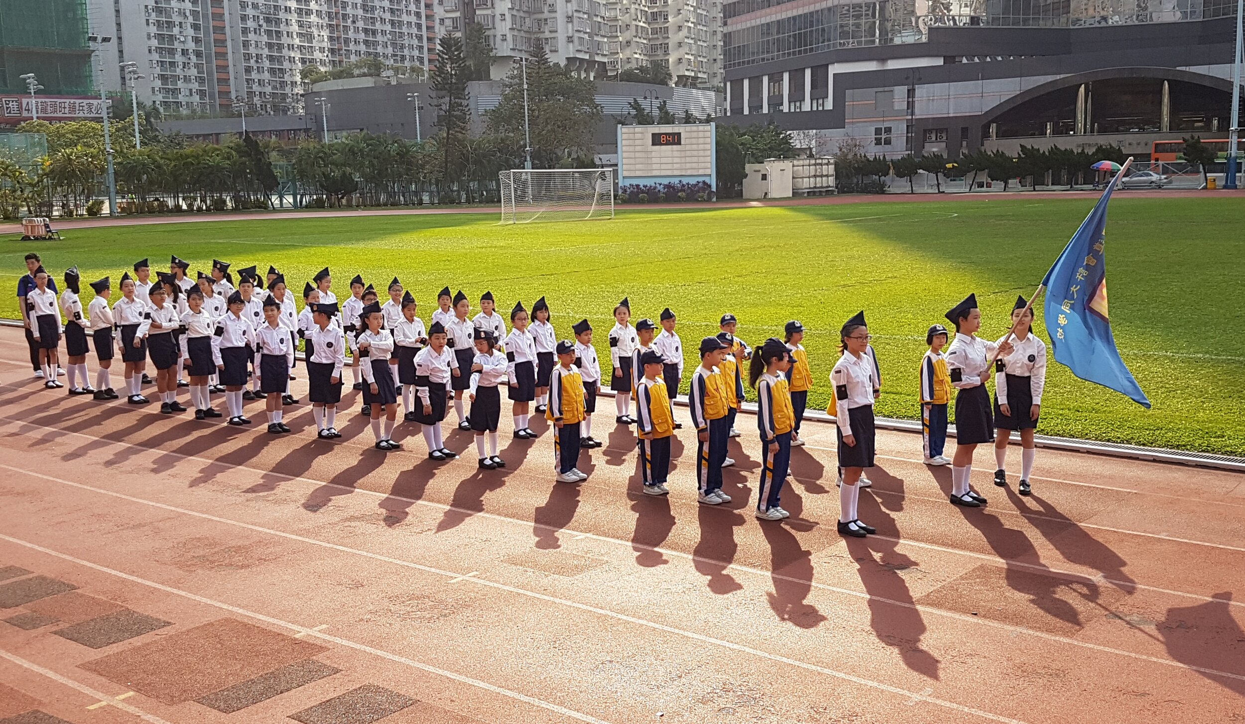 幼級組及初級組的步操隊成於校運會員精神抖擻地帶領運動員代表進場。.jpg