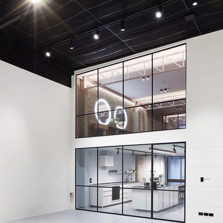 &ldquo;Common Space Studio&rdquo; premium photography studio, formally a rugged, dirty Mechanics workshop. 
Now exquisitely renovated. 
Some of the raw, structural elements have been kept, and now highlighted to be a stunning feature throughout. With