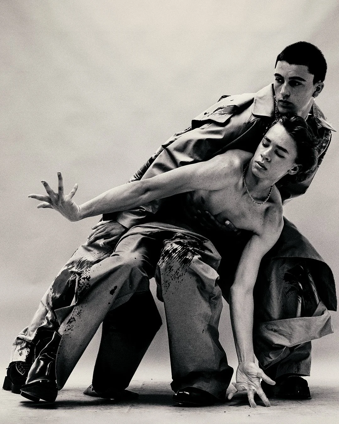 Bold monochrome shot of two models in a passionate pose, captured by a top-tier London fashion imaging maestro. Known for global editorial photography and commercial work, this expert offers innovative imagery for international fashion editorials and