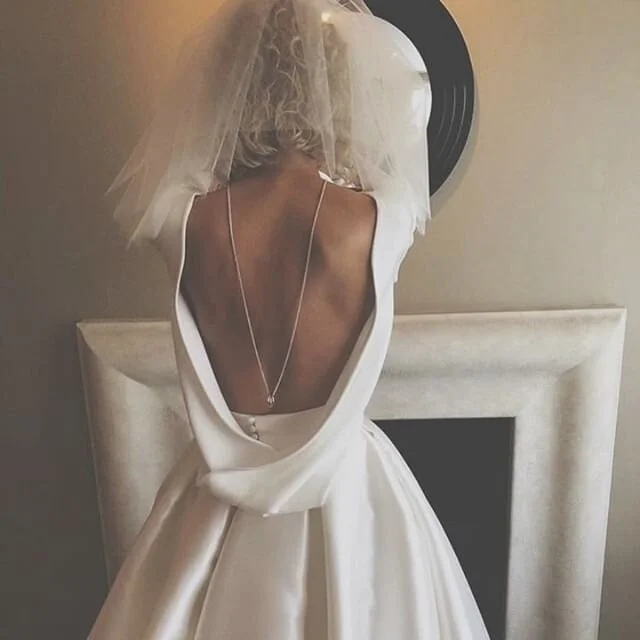 I'll forever be in love with @eviestella's gorgeous wedding look.  The Laura top looked totally epic on her, purchased from our lovely stockist @annepriscillabridal.  #BeTheBrideYouWantToBe
.
.
.
#weddingdress #halfpennylondon #halfpennybride #halfpe