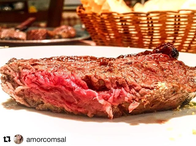 N&atilde;o v&atilde;o, n&atilde;o, @amorcomsal. Basta comer galeto picanha, lombo e salada aqui conosco que a dieta est&aacute; em ordem 😉 ・・・
Vamos virar um casal de gordineos?