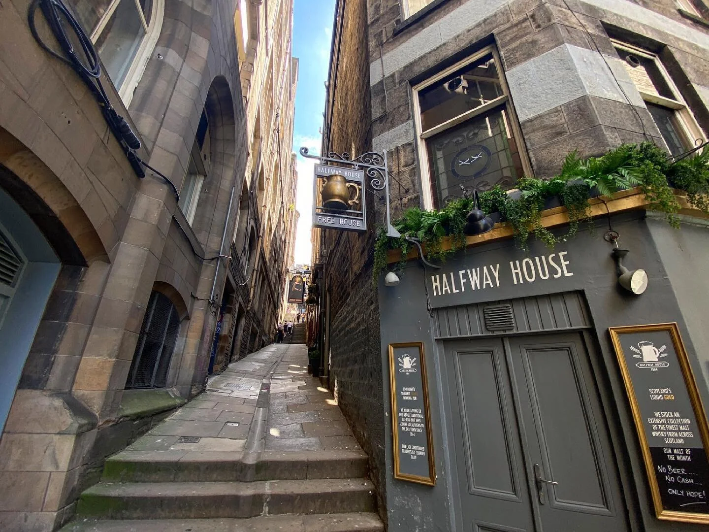 Edinburgh is all captivating corners and absorbing angles. There are hidden treasures everywhere around, just off the beaten path. #edinburgh #diagonalley #exploringuk #beatenpath #treasures #cityscape #scotland