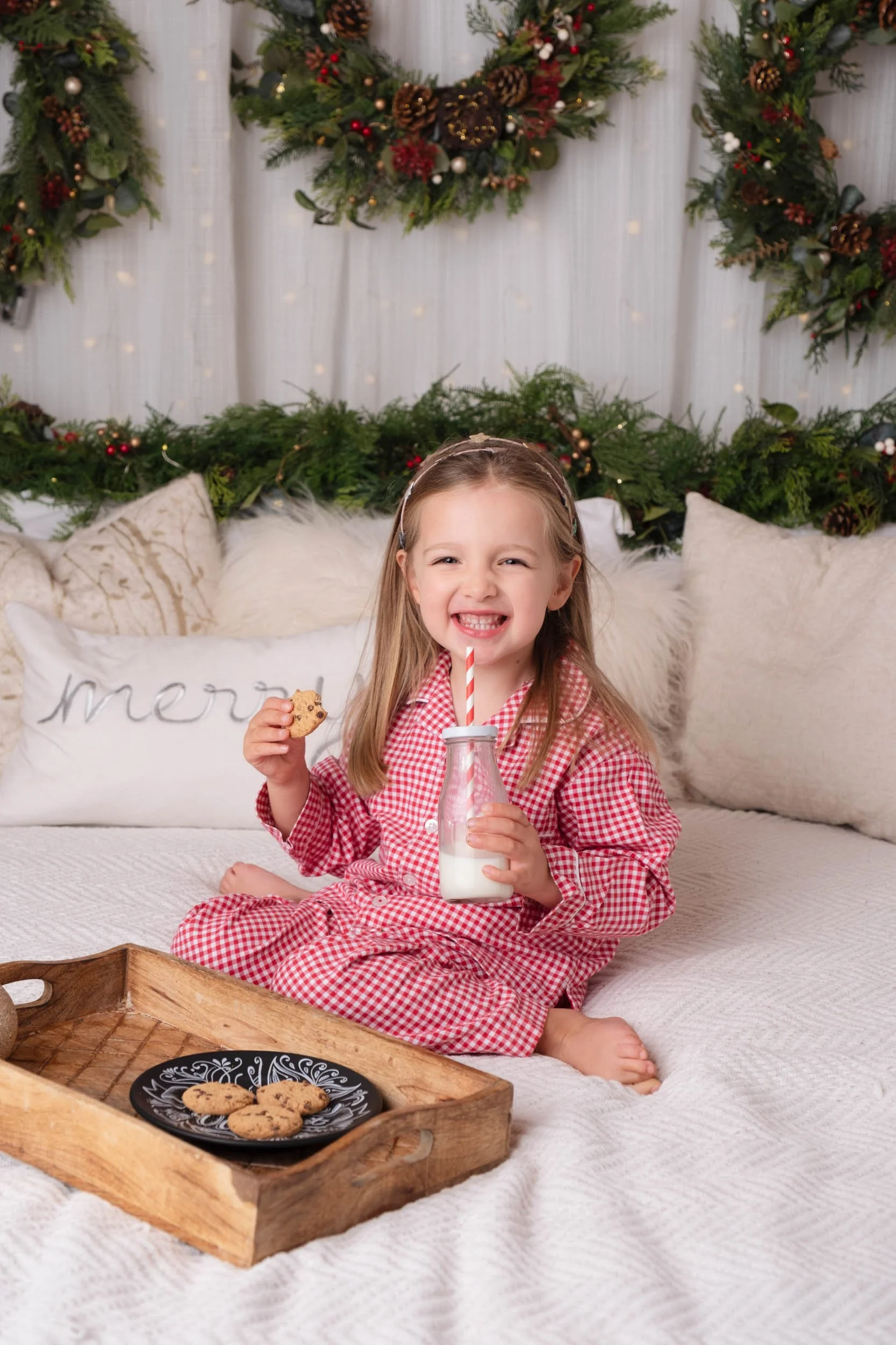 Christmas mini session with milk and cookies
