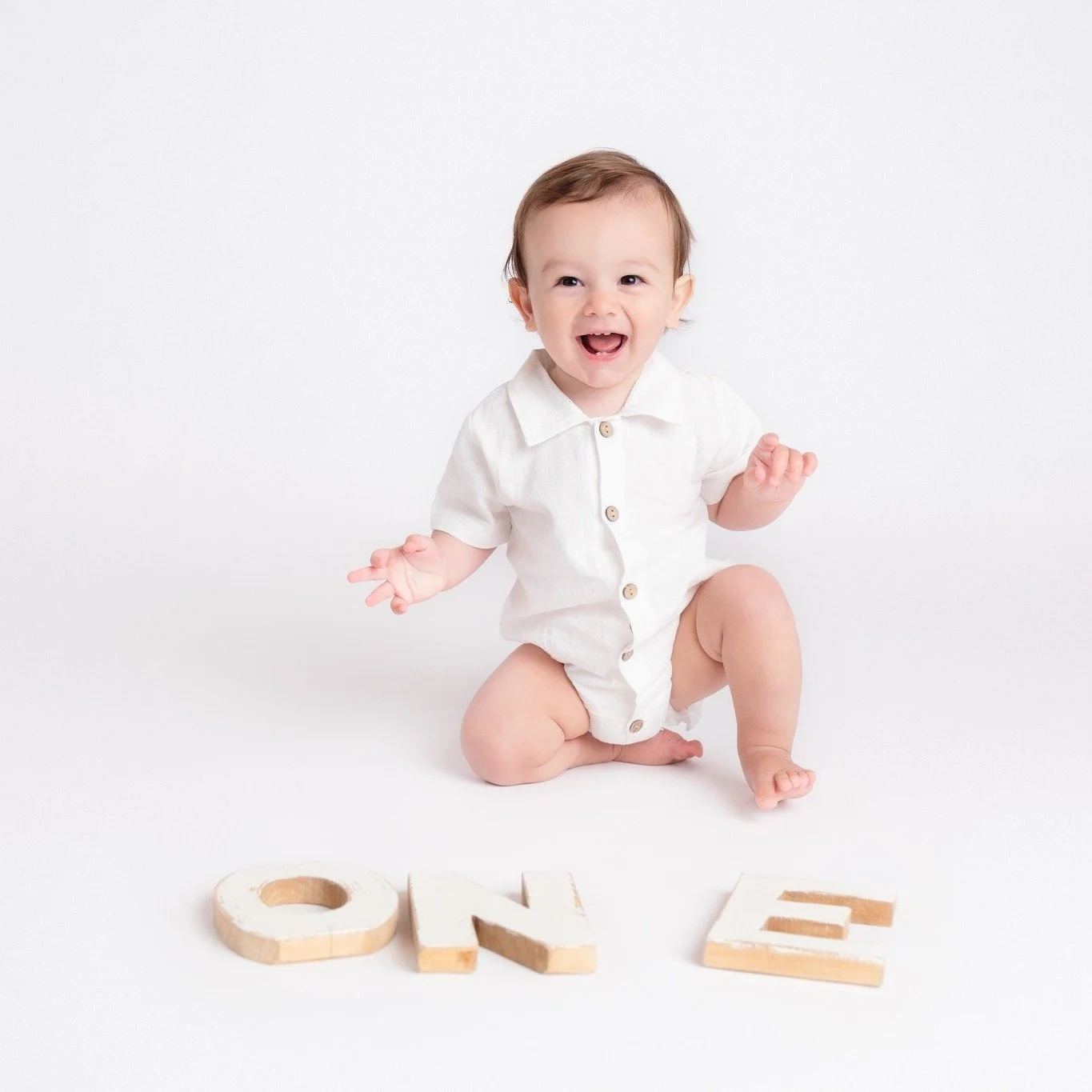 🤍 R O M A N 🤍

Something a bit different for me and my cake smashes for this little man...no big backdrop, no colour, no grand design on the beautiful @masonsbakes cake, no name on the cake...and I love it!

Roman's lovely Mama wanted to keep thing
