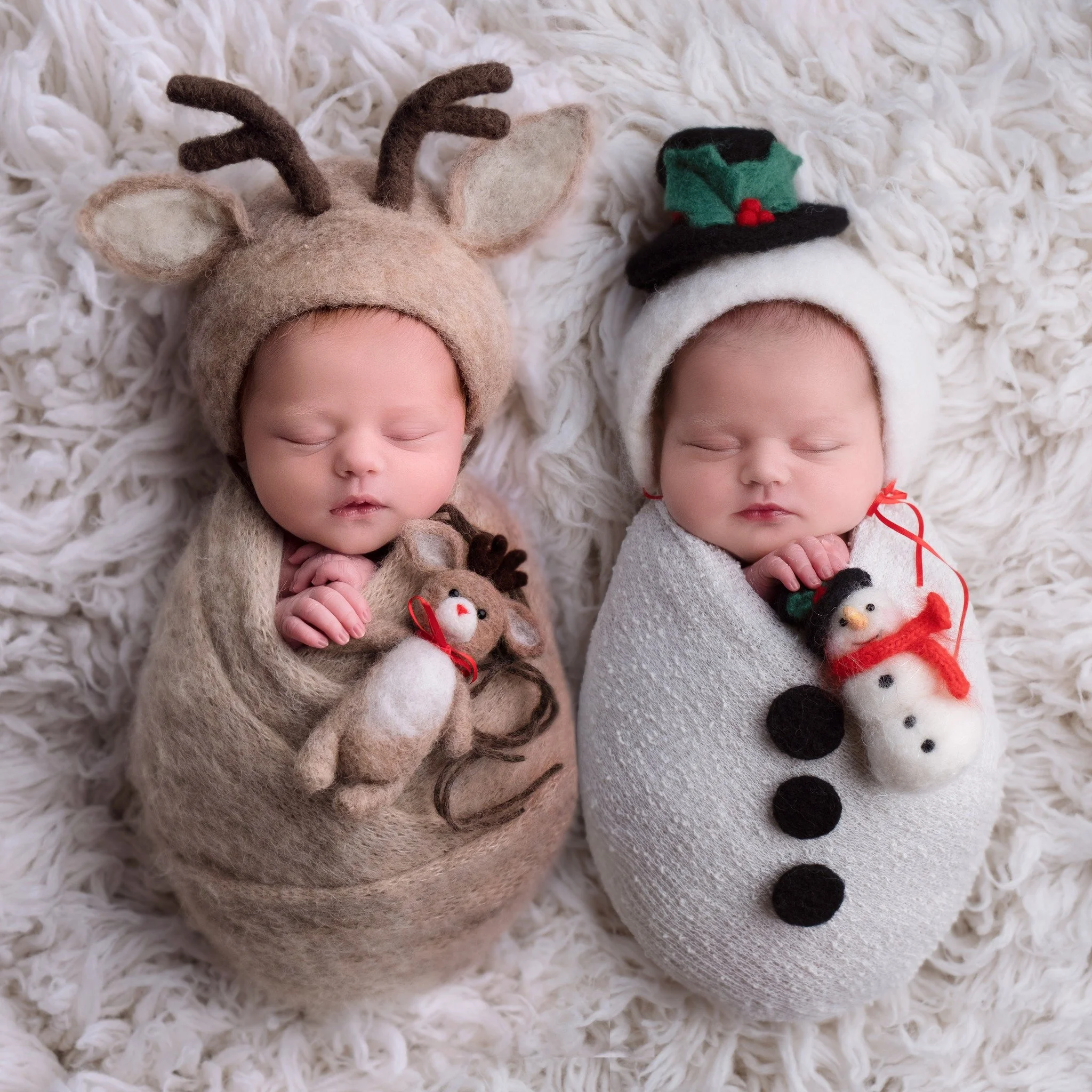 🦌 C H R I ST M A S ⛄

Imagine being able to combine a newborn photo from your baby's session in 2023 with your baby born in 2025...it's a Christmas miracle!

Macey (the reindeer) was my first 'Christmas baby' in October 2023 and Miley (the snowman) 