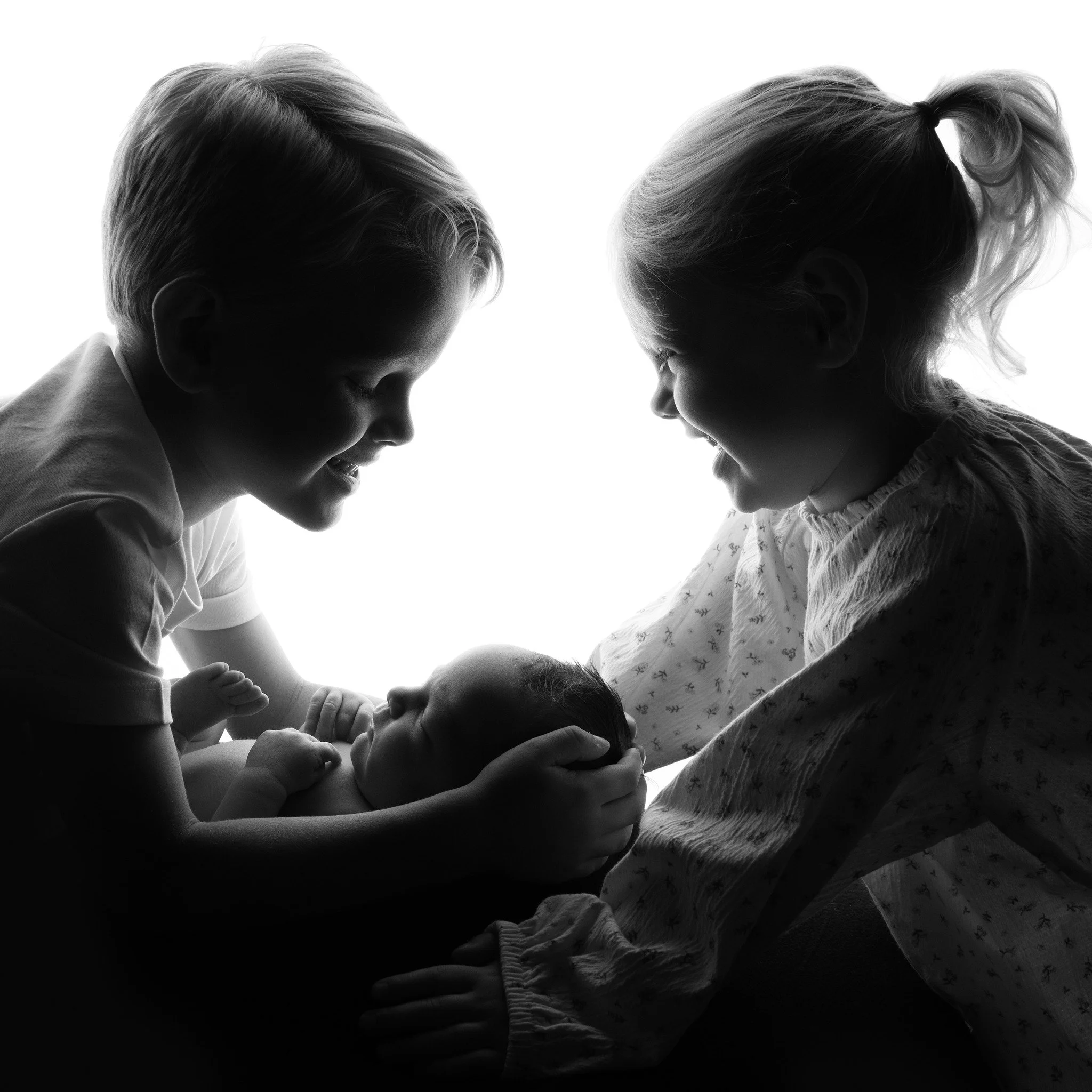 It was gorgeous to see this sweet family back with a new addition. I can't even cope with how much Theo and Alayna love their new baby sister 🥹

I also recreated a couple of big sister Alayna's newborn photos for baby Fenna and it's so surreal when 