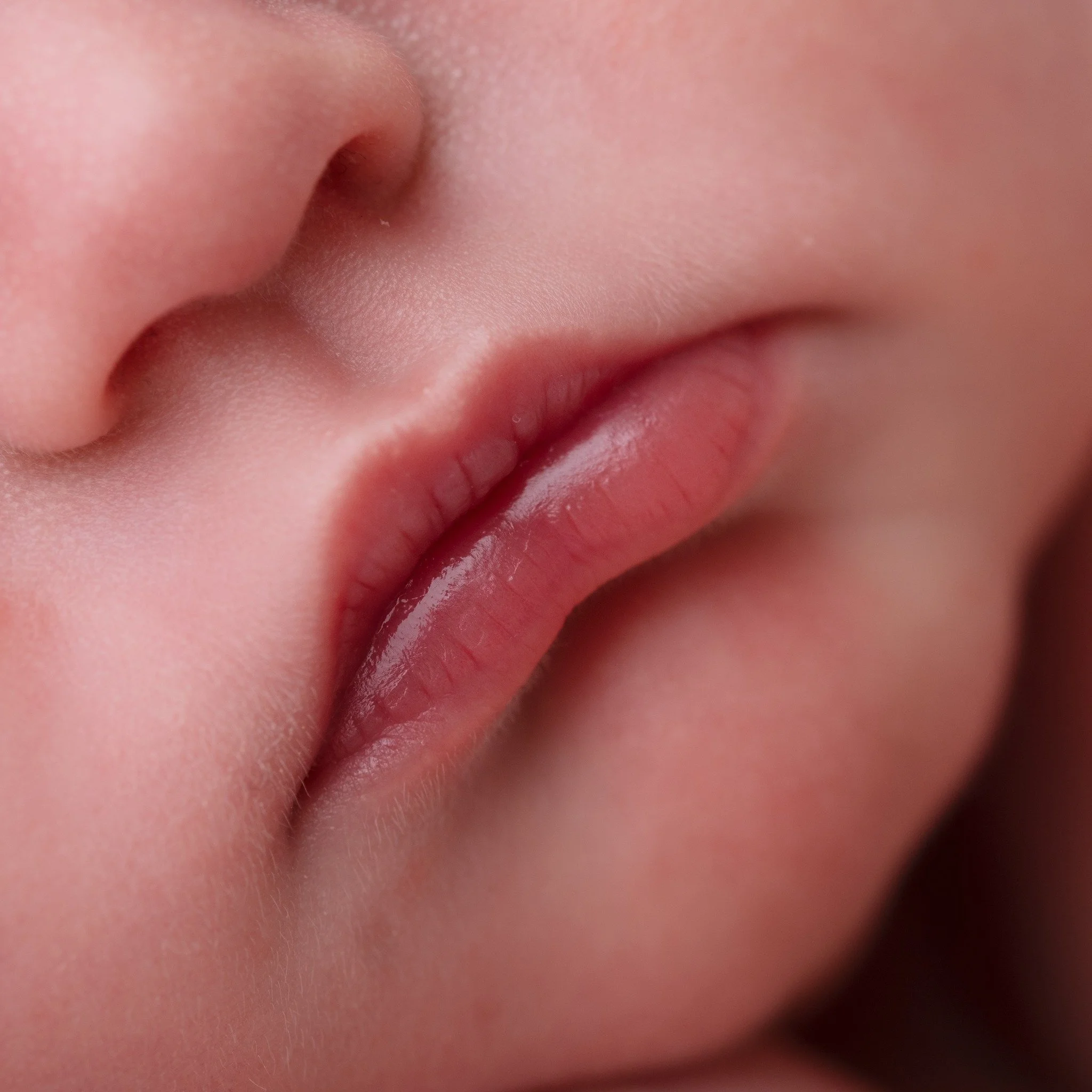 The best way to remember your baby's tiny details? Book a professional photoshoot so I can capture all of those little creases, milk spots, flakes and tiny hairs before they're gone! 🥹

These are all from a recent newborn session of beautiful Miley 
